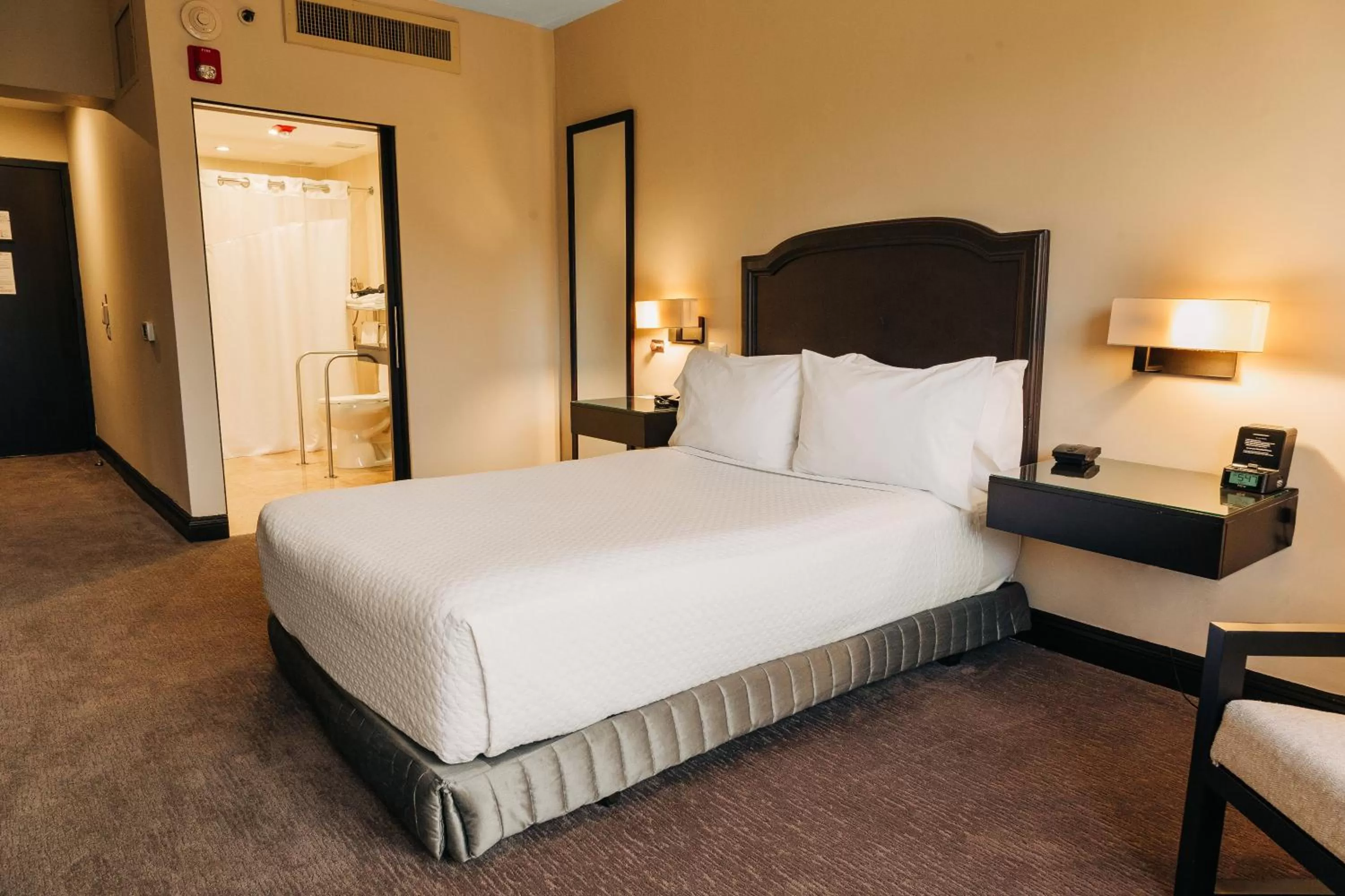 Photo of the whole room, Bed in Crowne Plaza San Salvador, an IHG Hotel