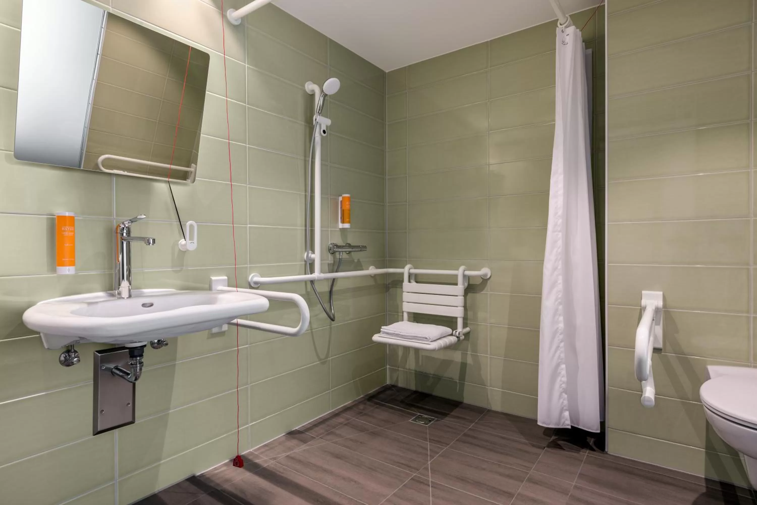 Shower in Super 8 by Wyndham Oberhausen am Centro
