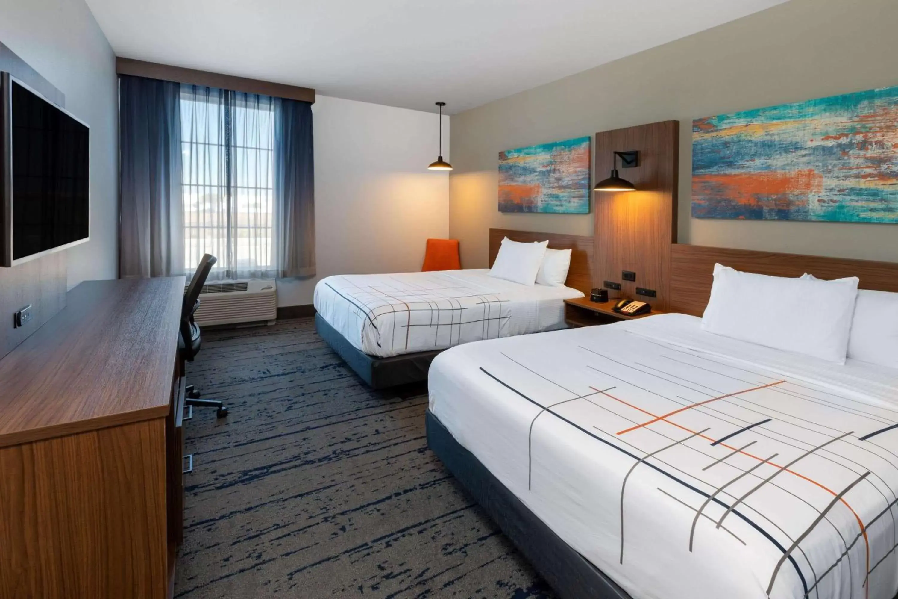 Photo of the whole room, Bed in La Quinta Inn & Suites by Wyndham Frisco