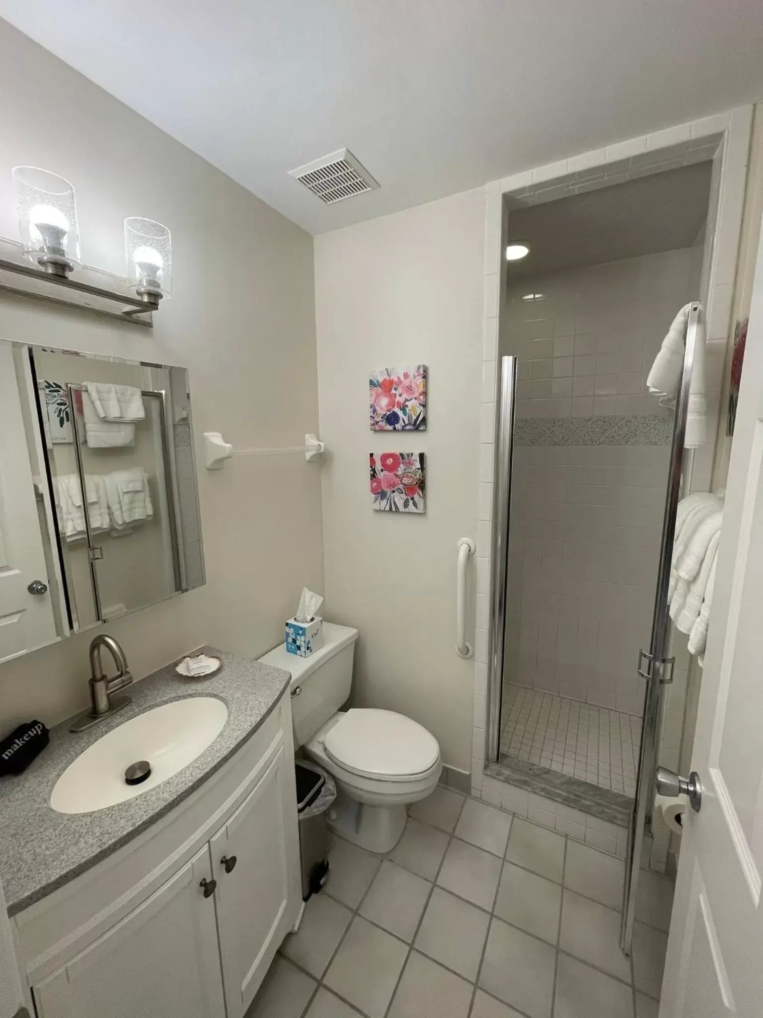 Bathroom in Cedar Cove Resort & Cottages