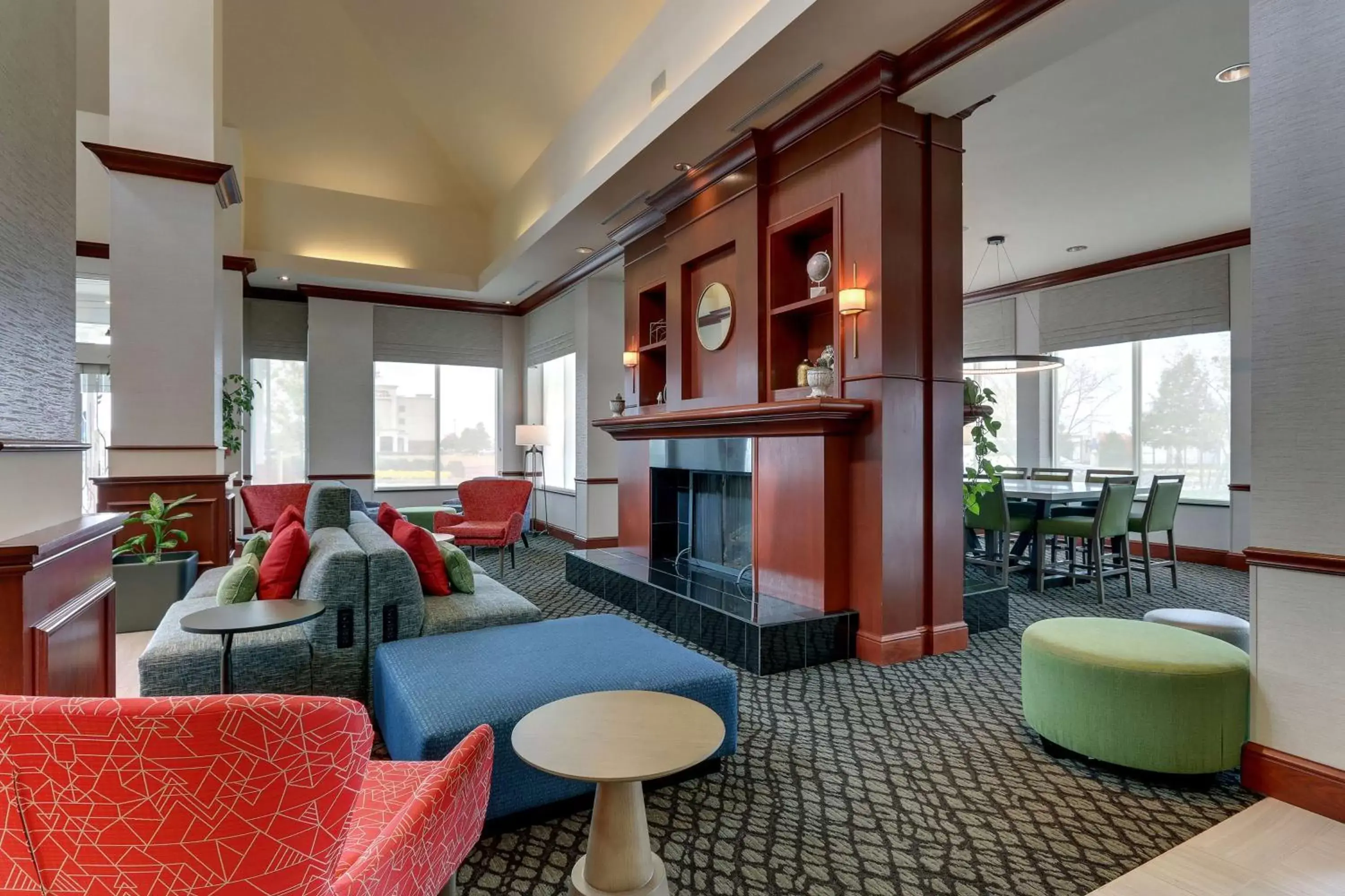 Lobby or reception, Lounge/Bar in Hilton Garden Inn Indianapolis Airport