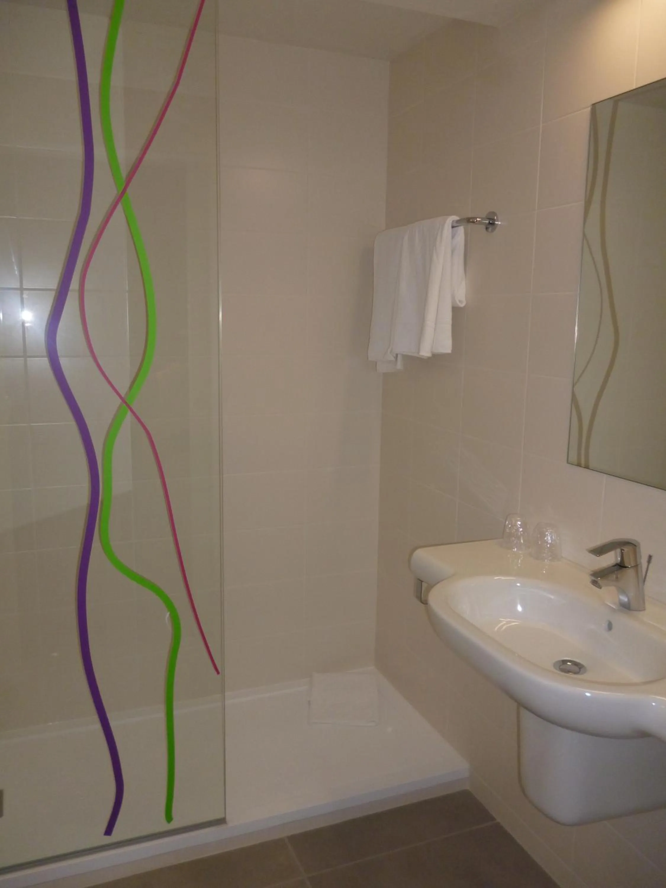 Bathroom in Hotel Ibis Styles Lleida Torrefarrera