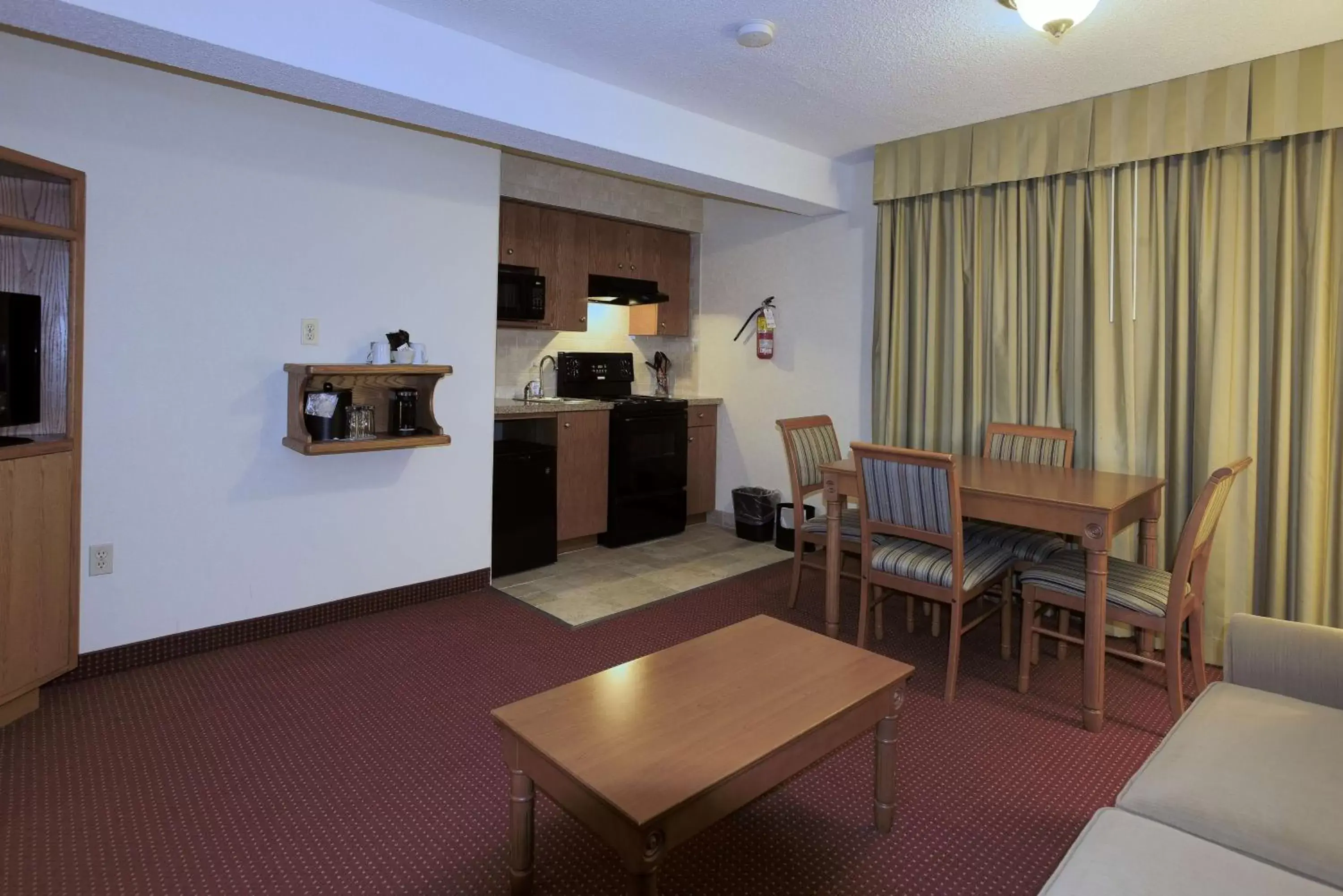 Photo of the whole room, Dining Area in Best Western Plus Otonabee Inn