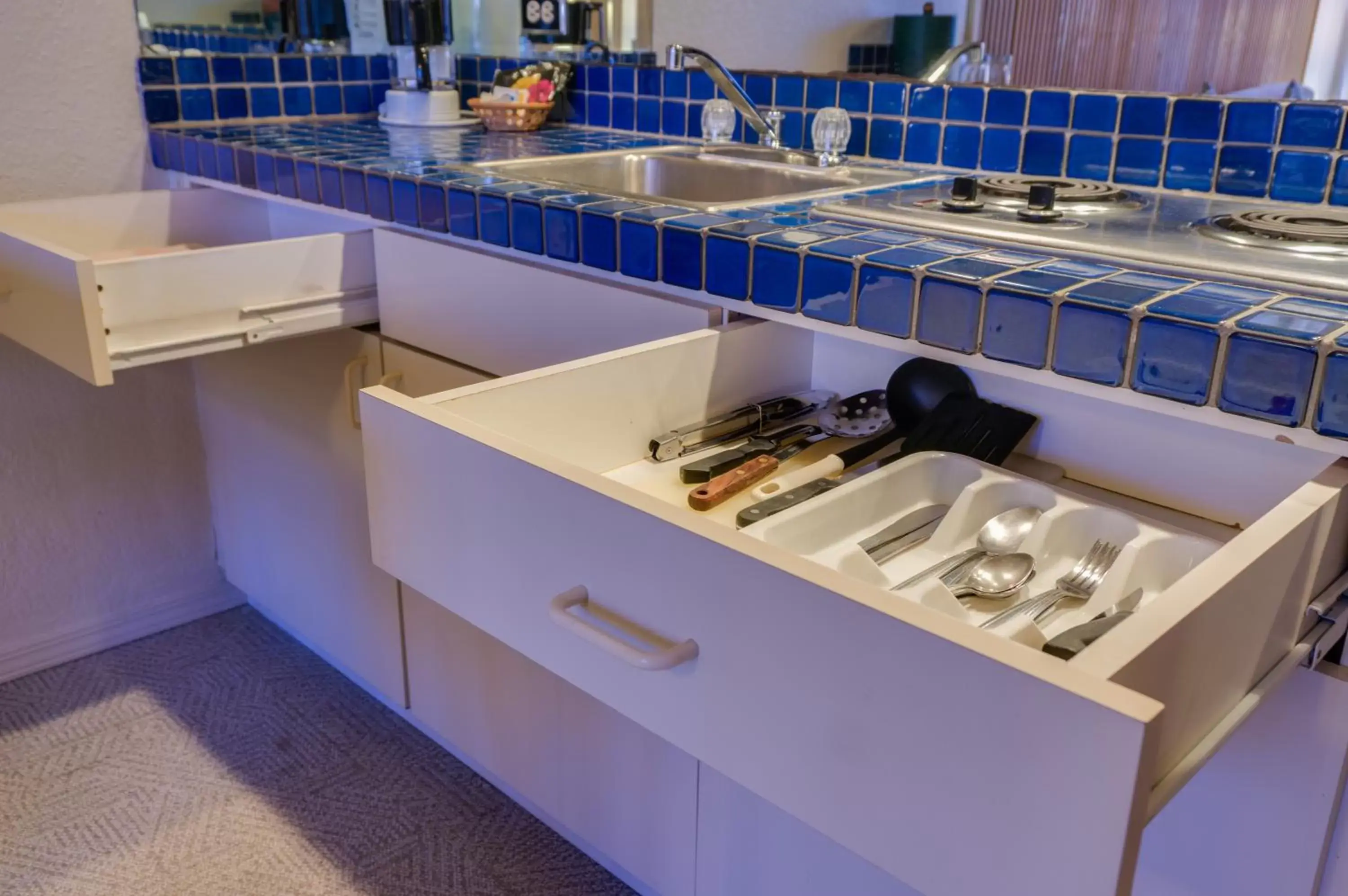 Kitchen or kitchenette, Kitchen/Kitchenette in Kuhio Banyan Hotel (with Kitchenettes)