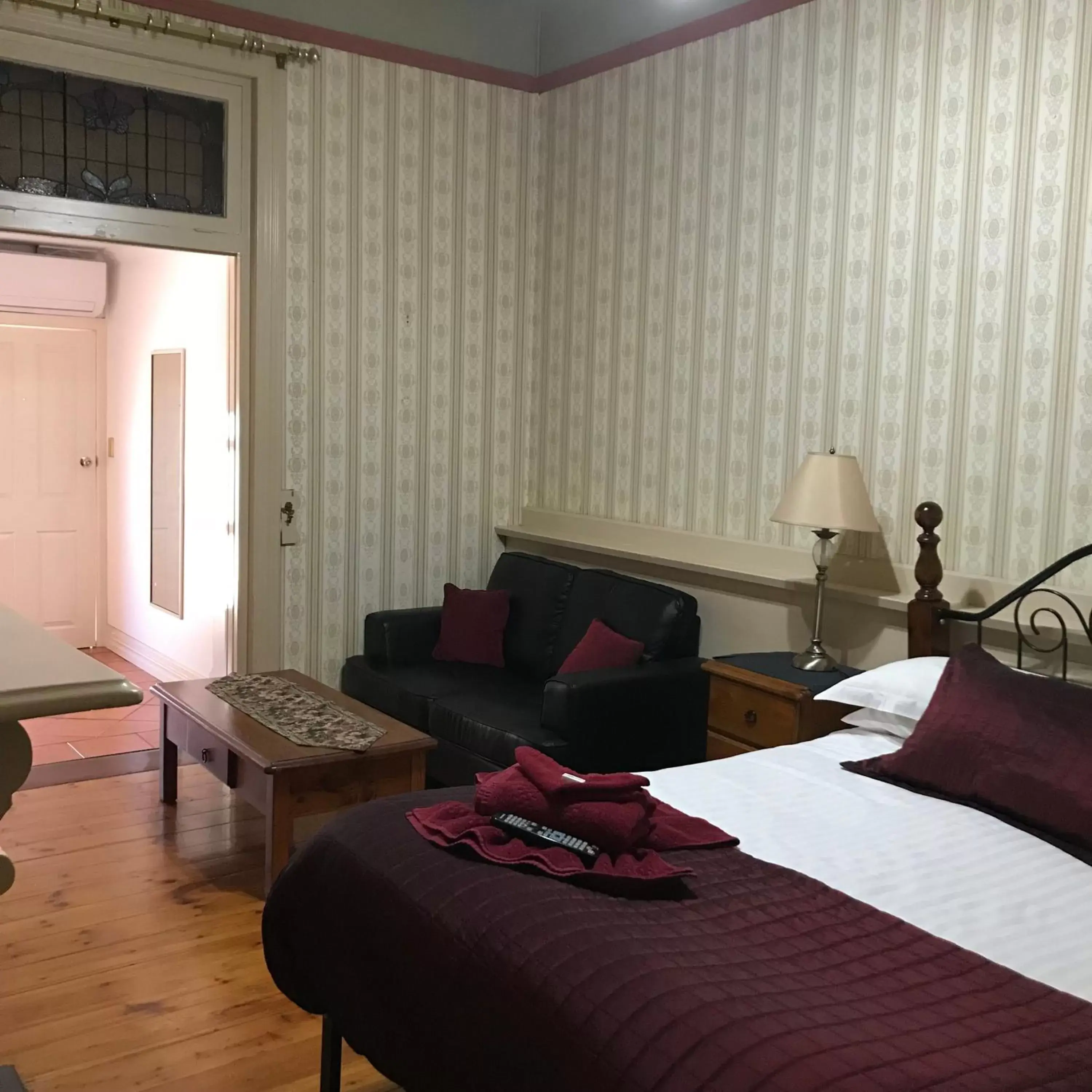 Bedroom, Seating Area in The Lodge Outback Motel