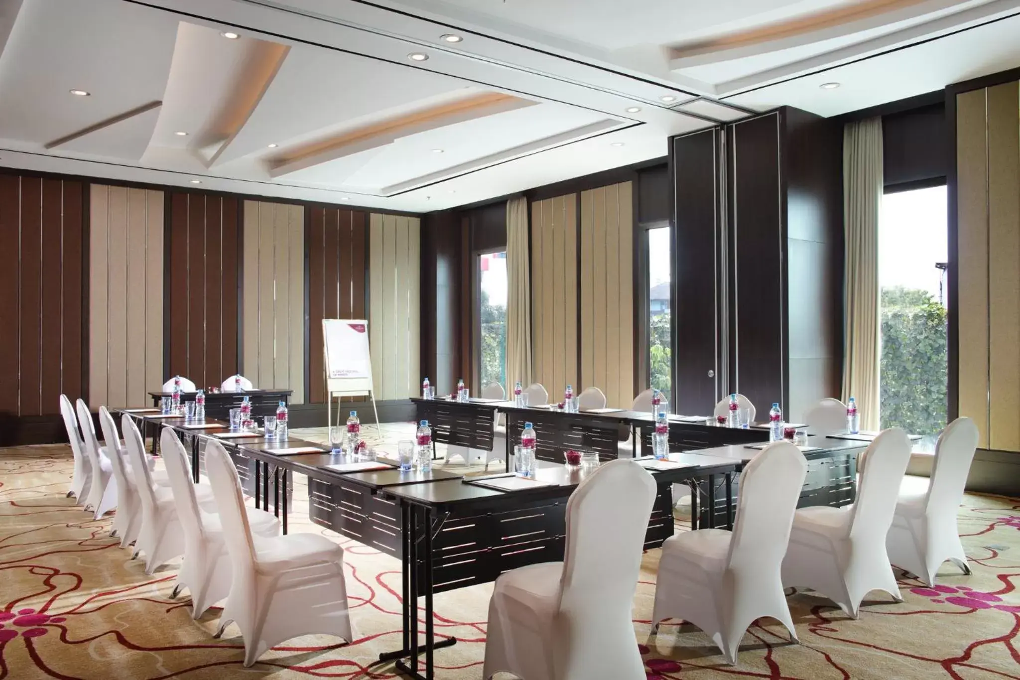 Meeting/conference room, Restaurant/Places to Eat in Crowne Plaza Bandung, an IHG Hotel