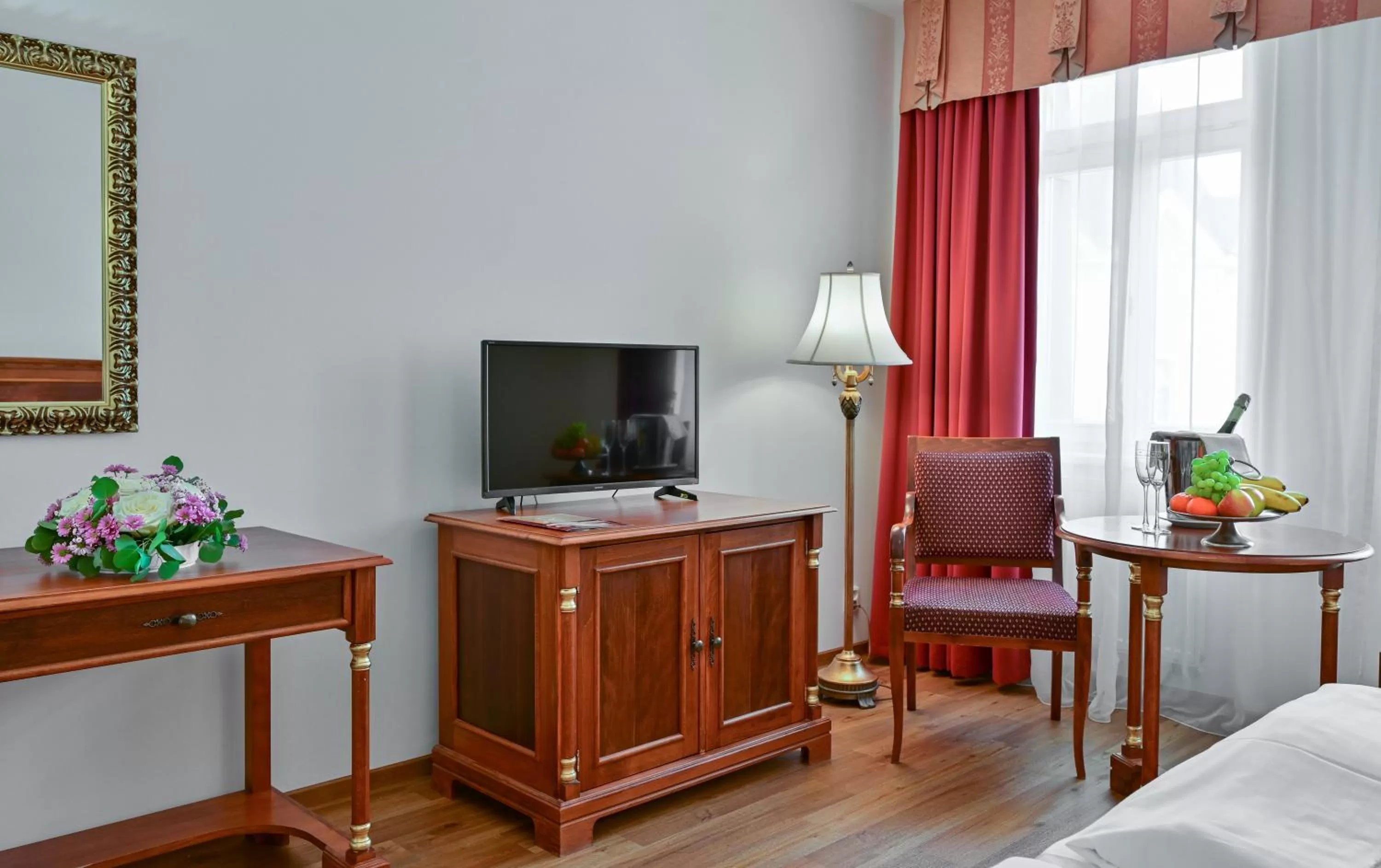 Photo of the whole room, Bed in Hotel Continental