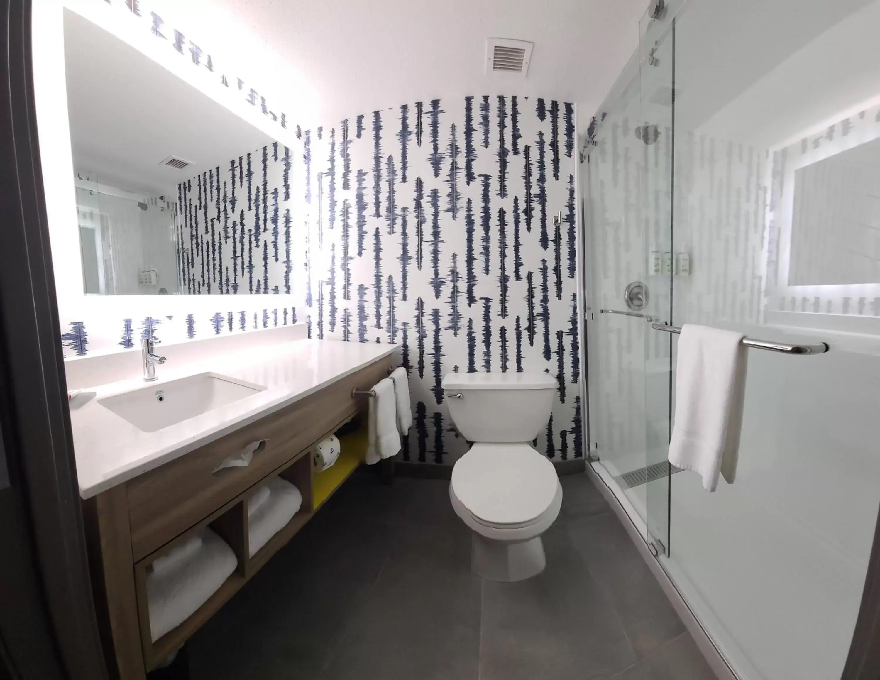 Bathroom in La Quinta by Wyndham Lexington Park - Patuxent