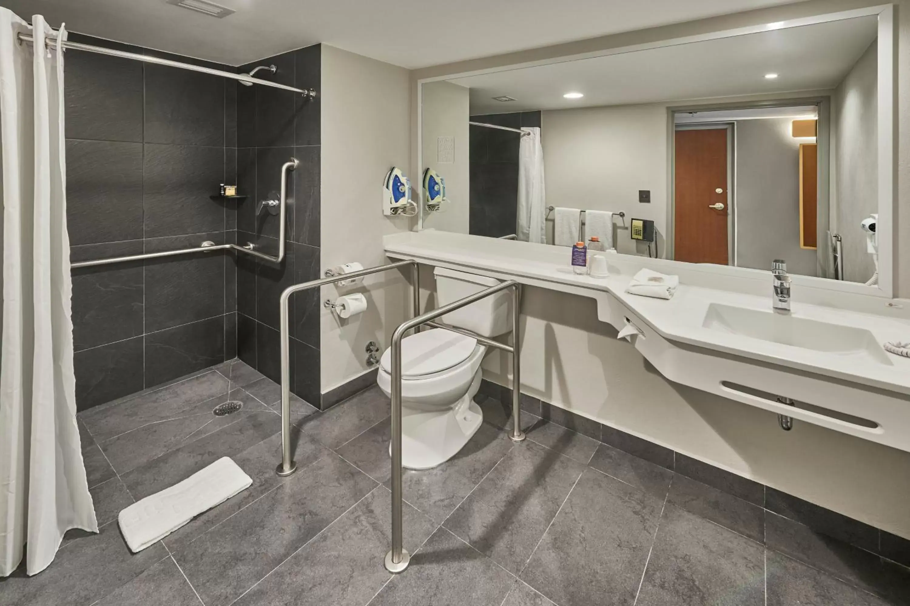 Photo of the whole room, Bathroom in City Express Plus by Marriott Insurgentes Sur