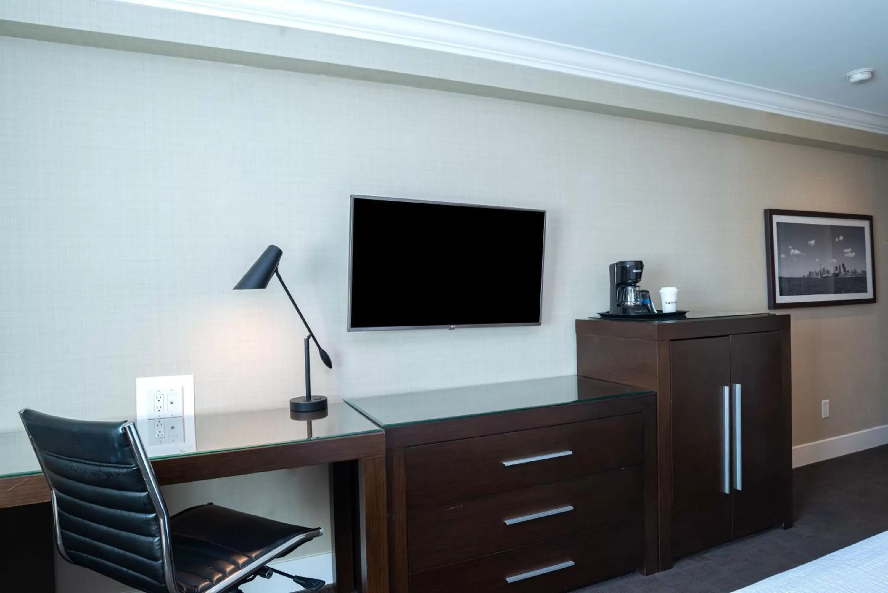 Photo of the whole room, TV/Entertainment Center in Sandman Signature Langley Hotel
