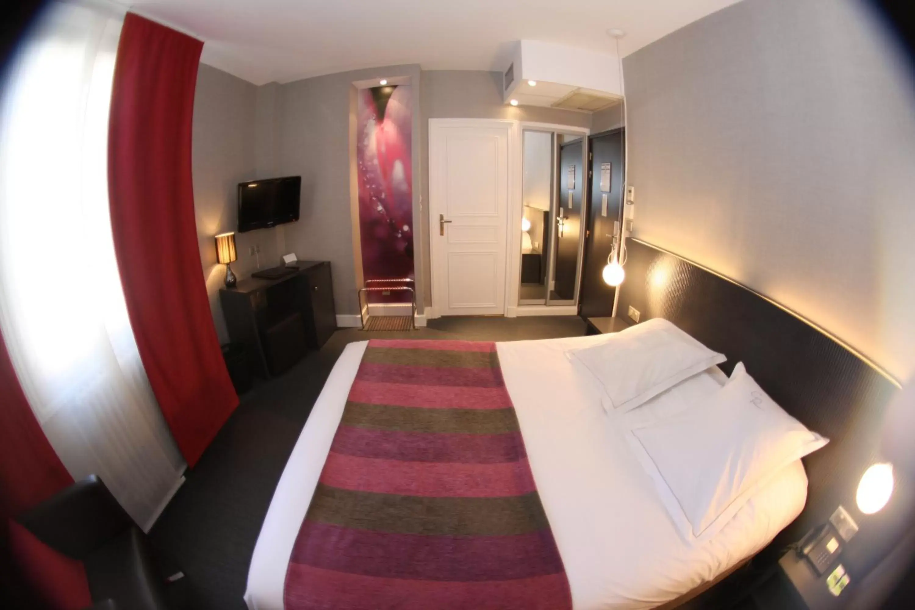 Photo of the whole room in Hostellerie Du Chapeau Rouge