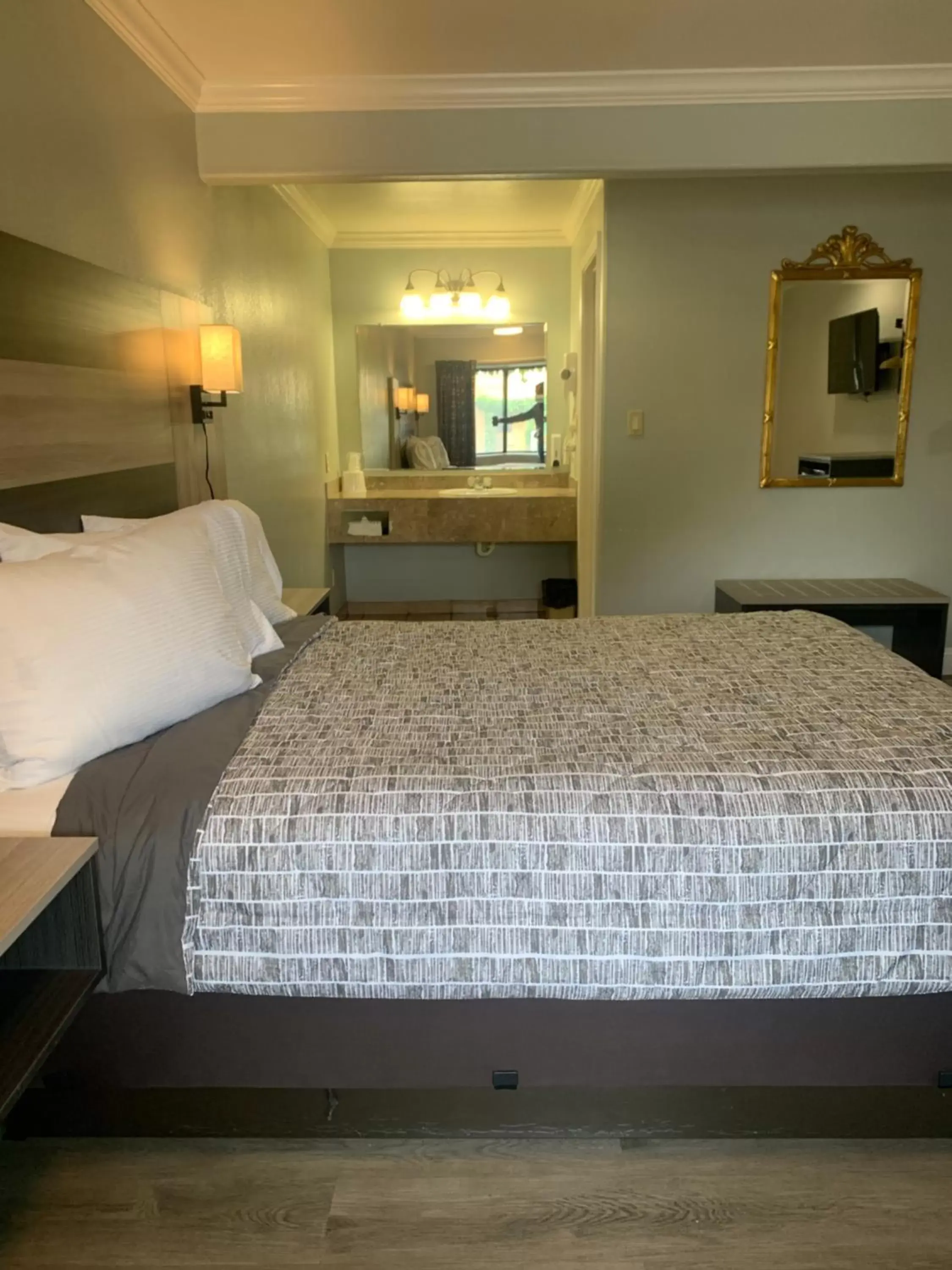 Bed in Monterey Oceanside Inn
