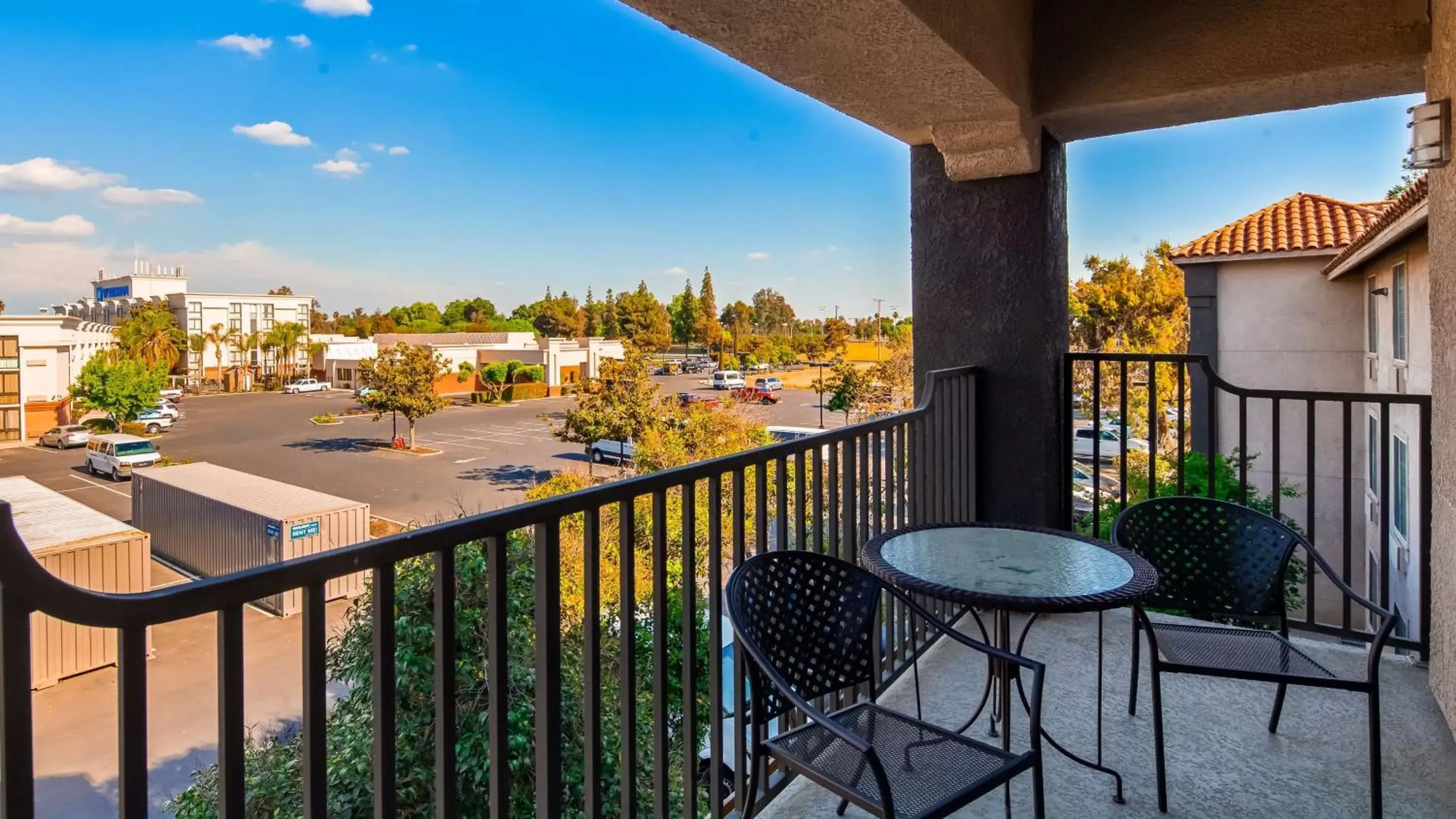 Photo of the whole room, Balcony/Terrace in Best Western Visalia Hotel