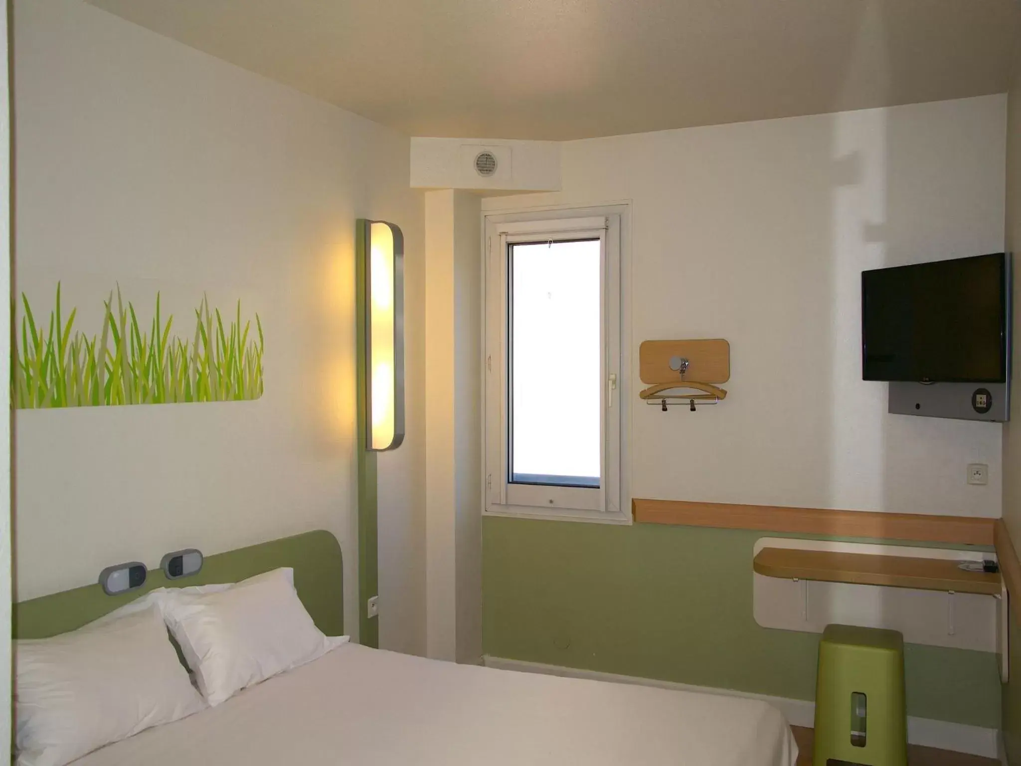 Photo of the whole room, Bed in Ibis Budget Toulon Centre