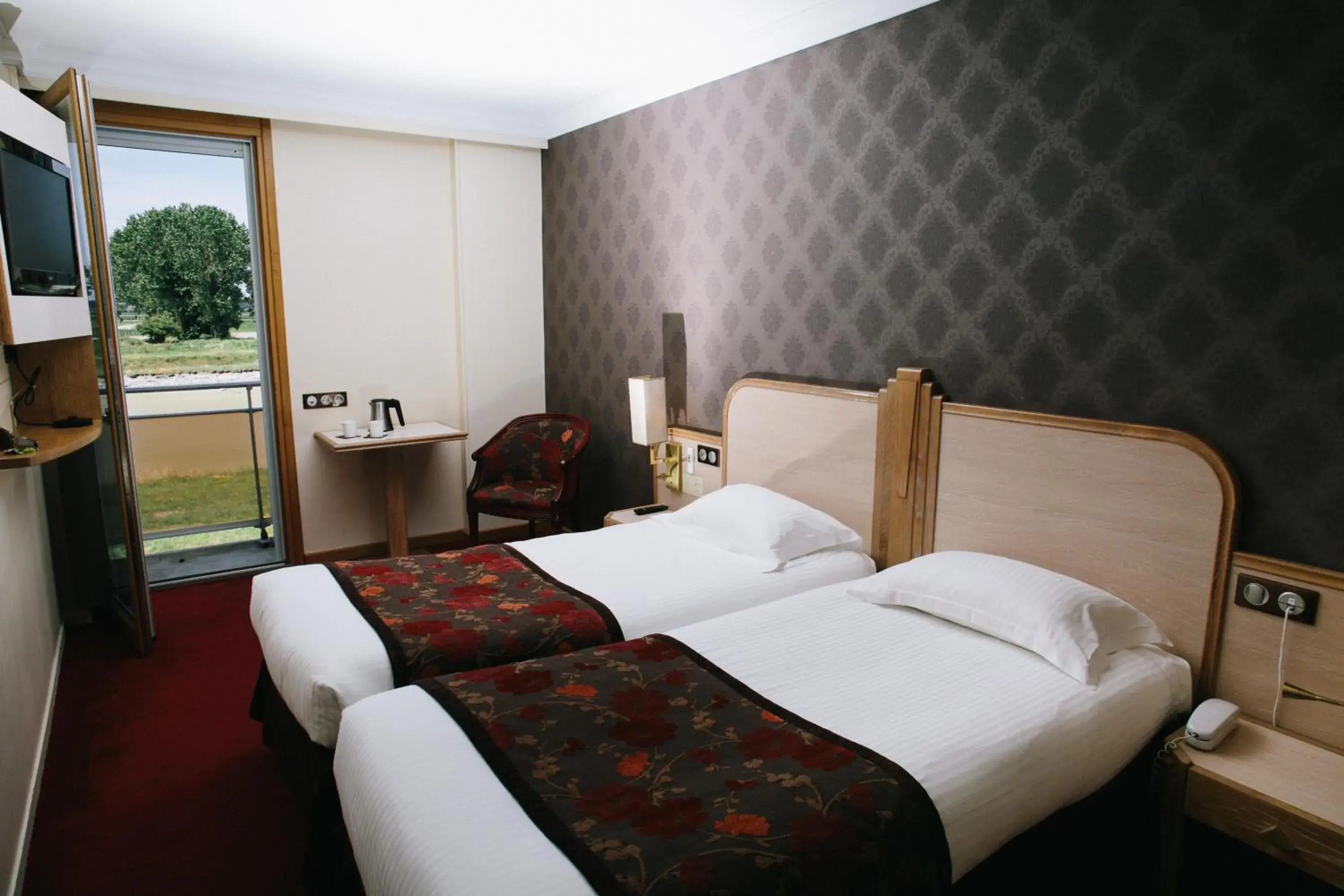 Photo of the whole room, Bed in Hotel le Relais du Roy