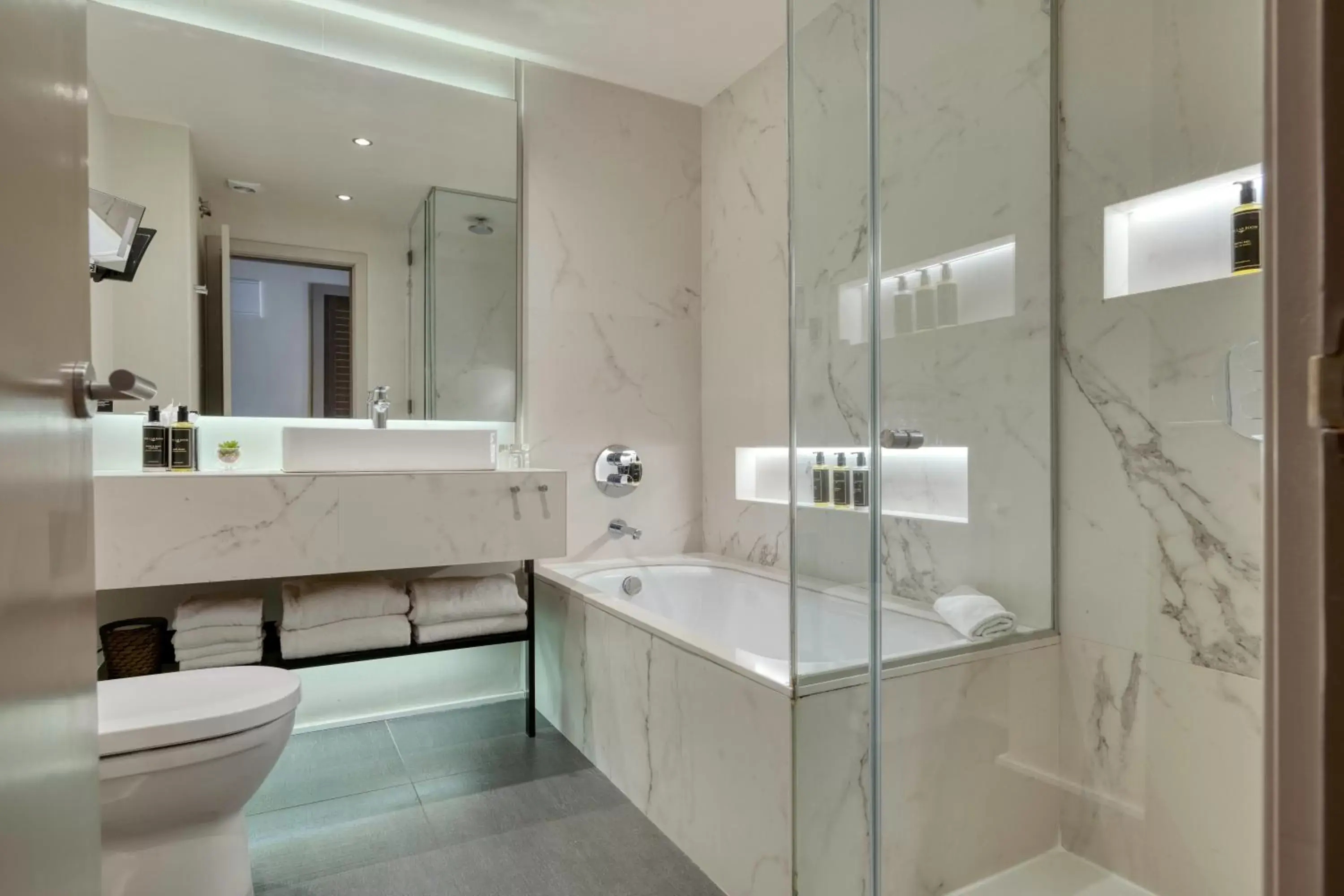 Shower, Bathroom in Hotel America Barcelona