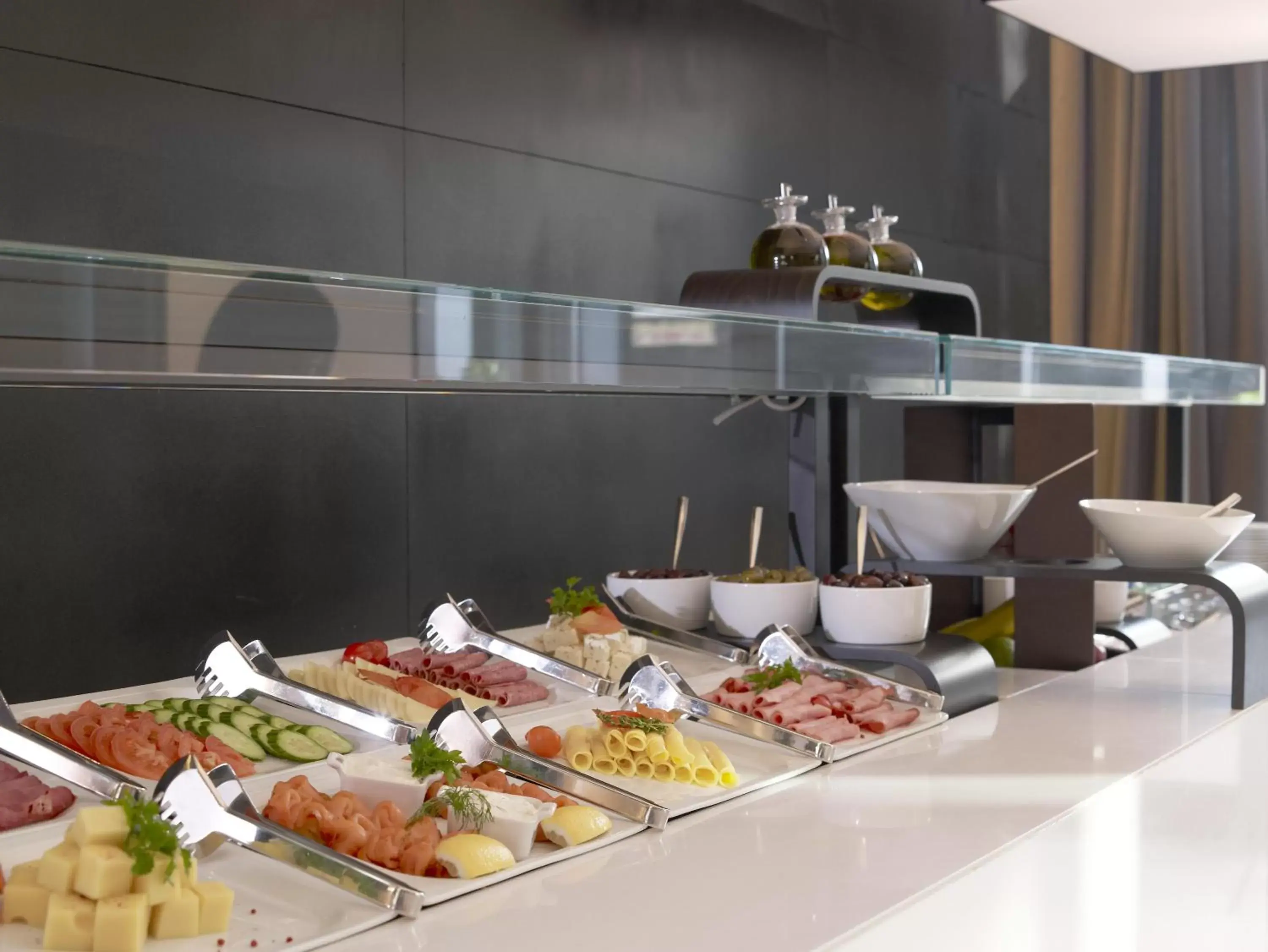Food in The Met Hotel Thessaloniki, a Member of Design Hotels