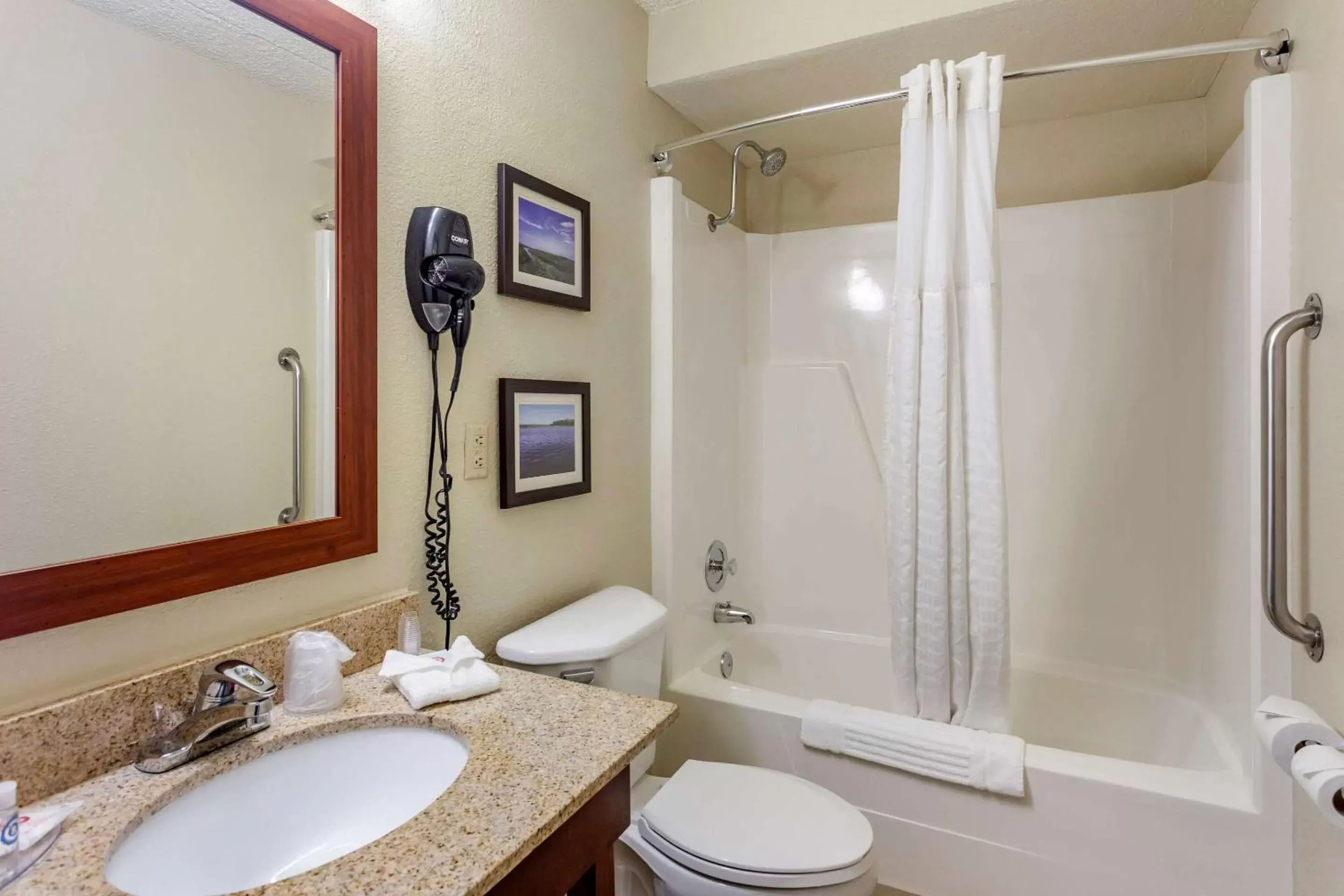 Photo of the whole room, Bathroom in Comfort Inn & Suites Rochelle