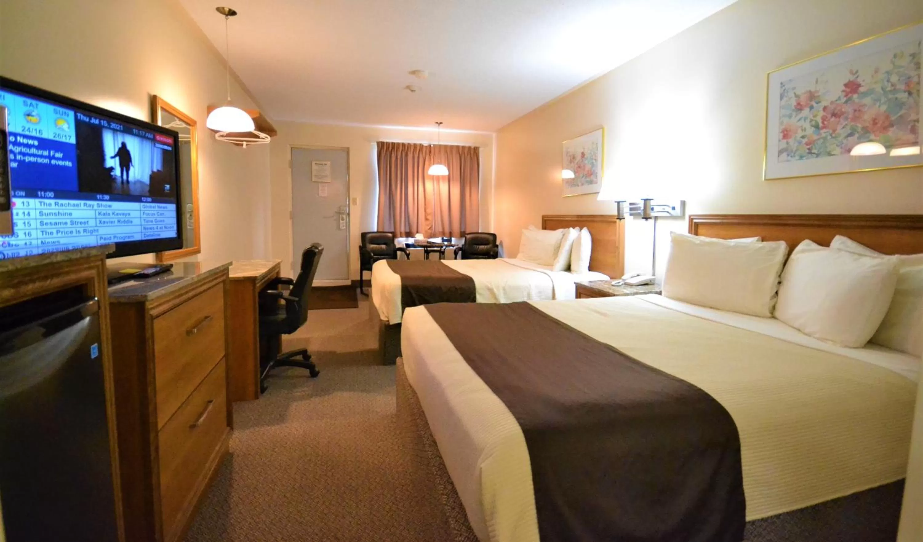 Living room, Bed in Newmarket Inn