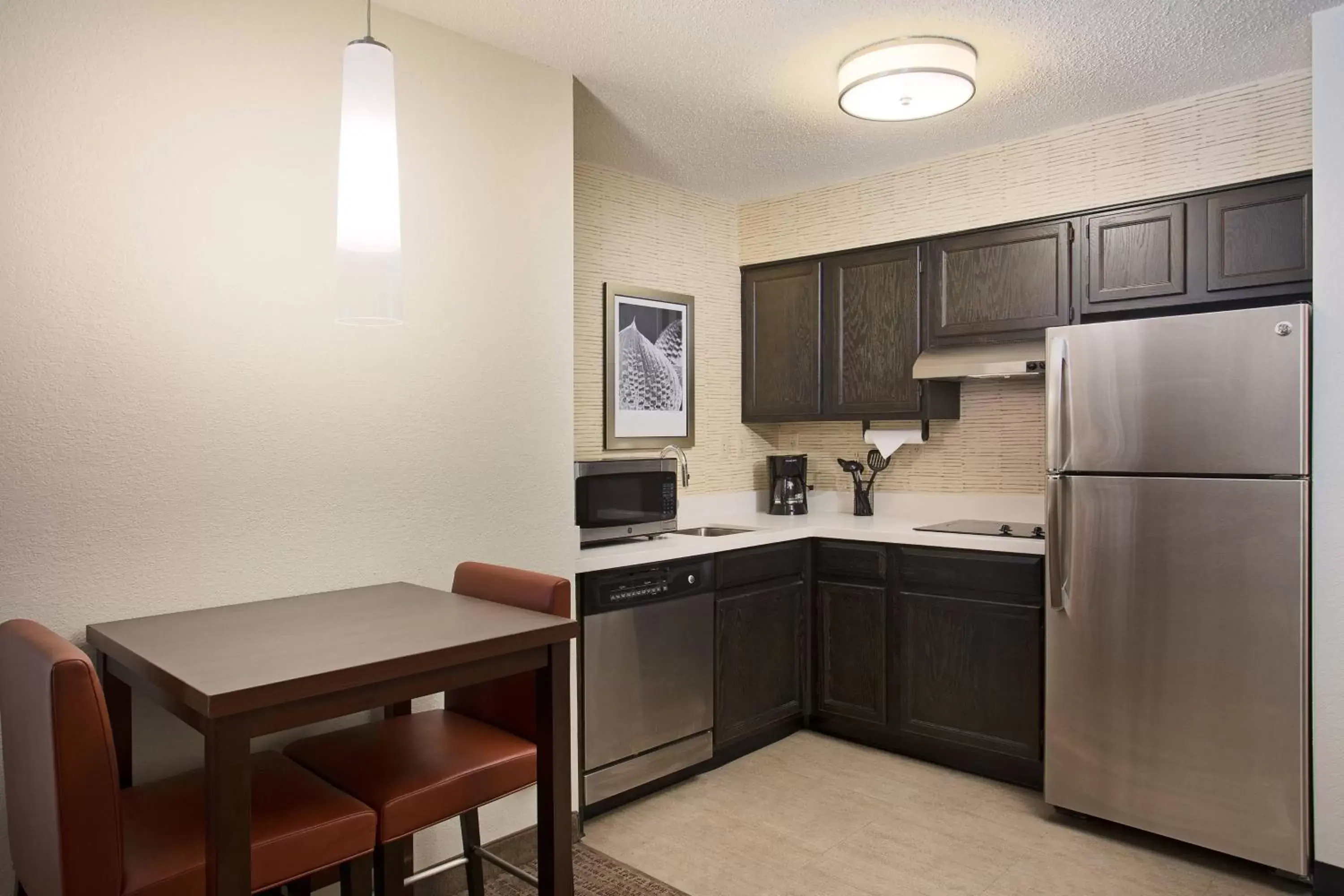 Bedroom, Kitchen/Kitchenette in Residence Inn Detroit / Auburn Hills