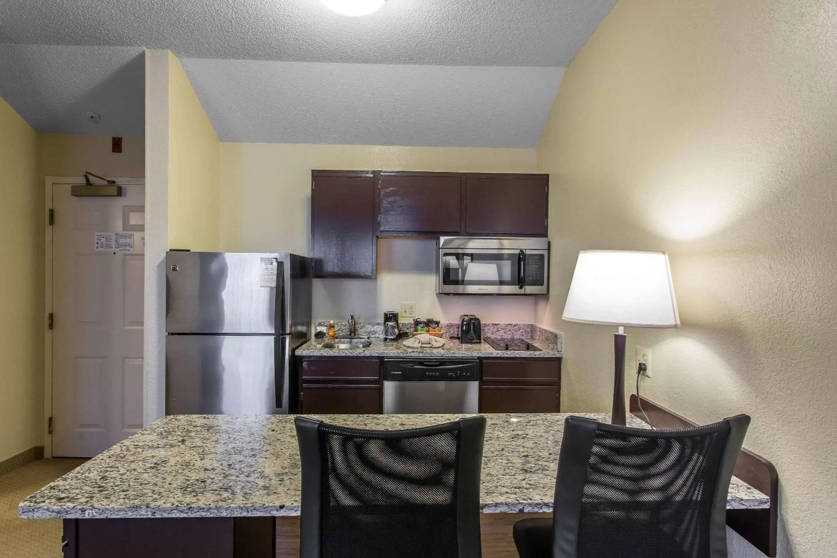 Photo of the whole room, Kitchen/Kitchenette in MainStay Suites Brentwood-Nashville