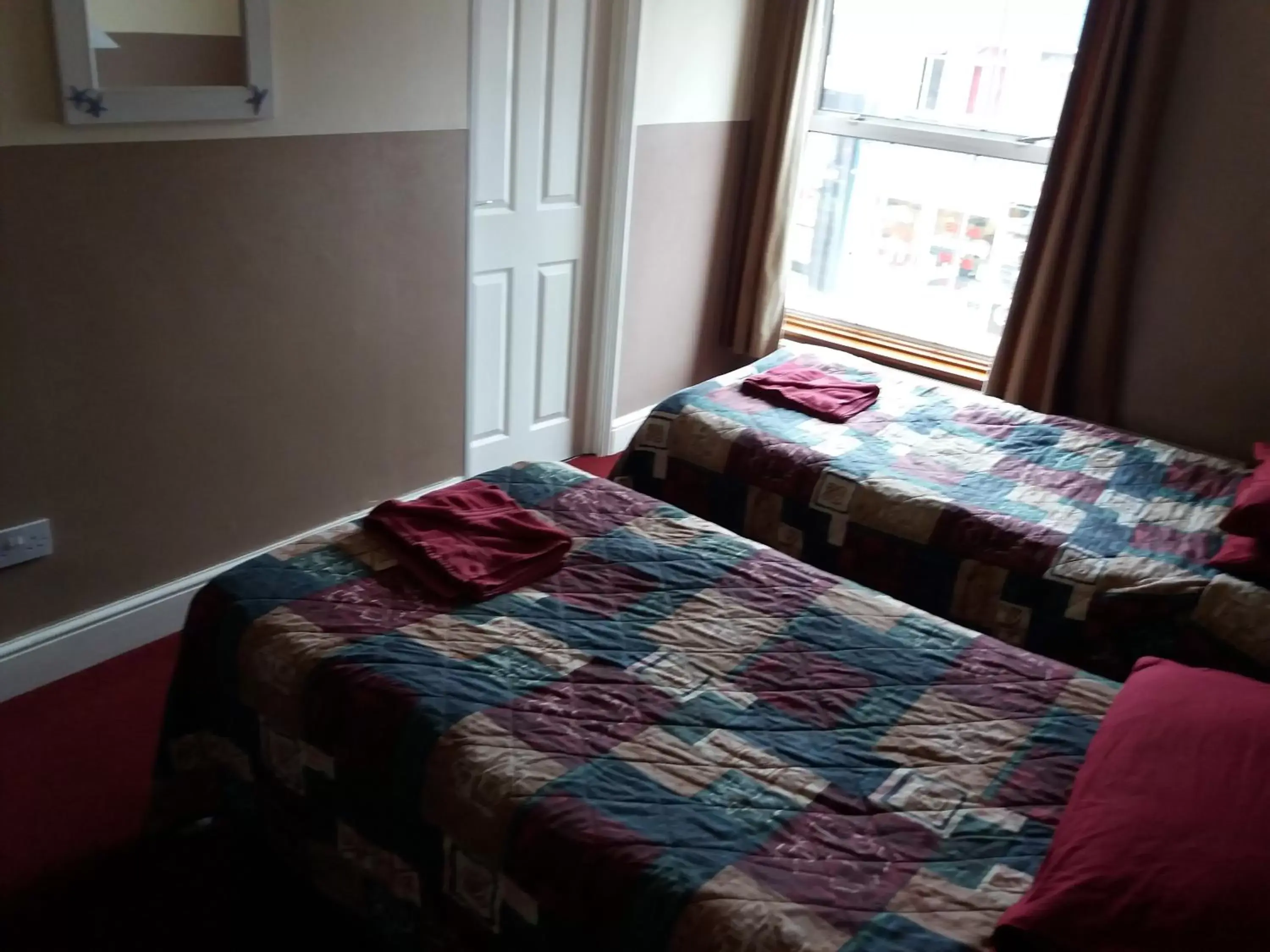 Standard Twin Room with Shared Bathroom in The Crouch Oak Standard Twin Room with Shared Bathroom in The Crouch Oak