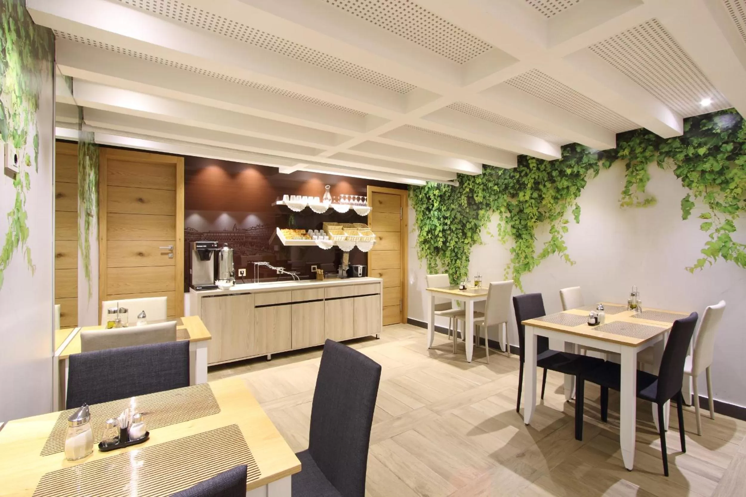 Restaurant/places to eat in Hotel Cosmopolit