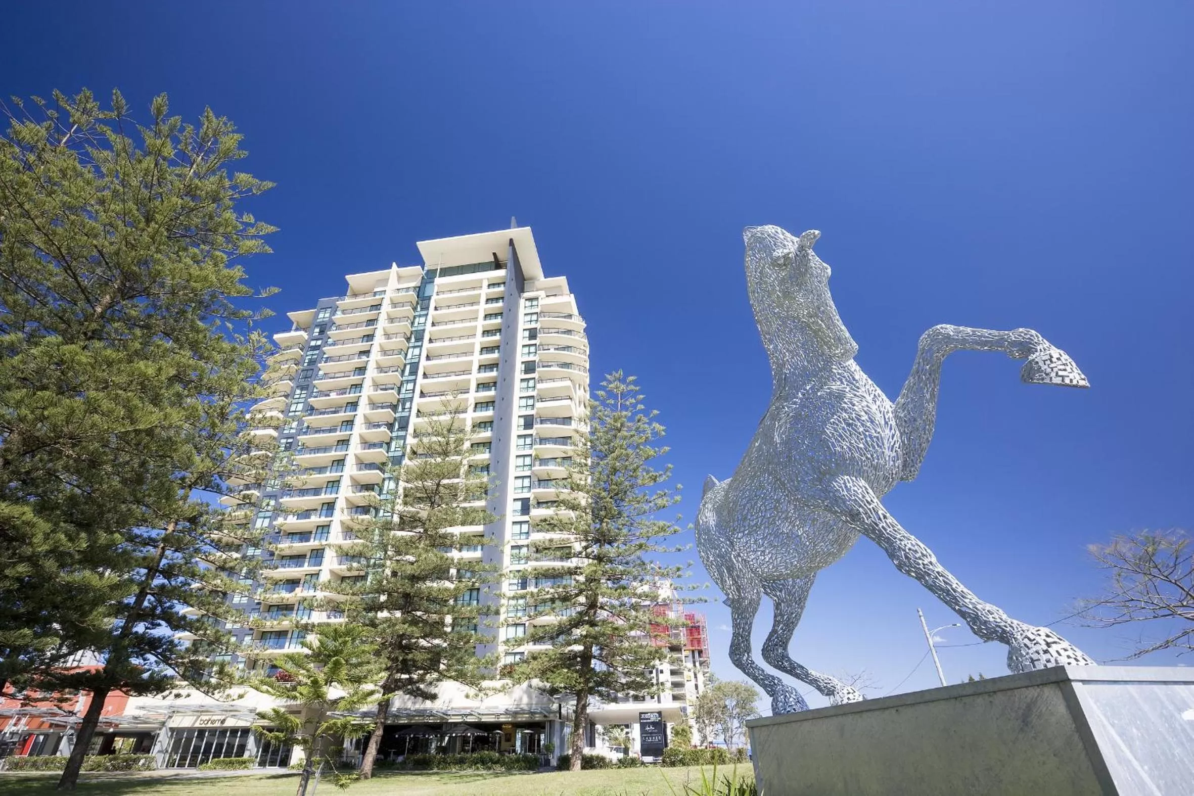 Property building in Mantra Broadbeach on the Park