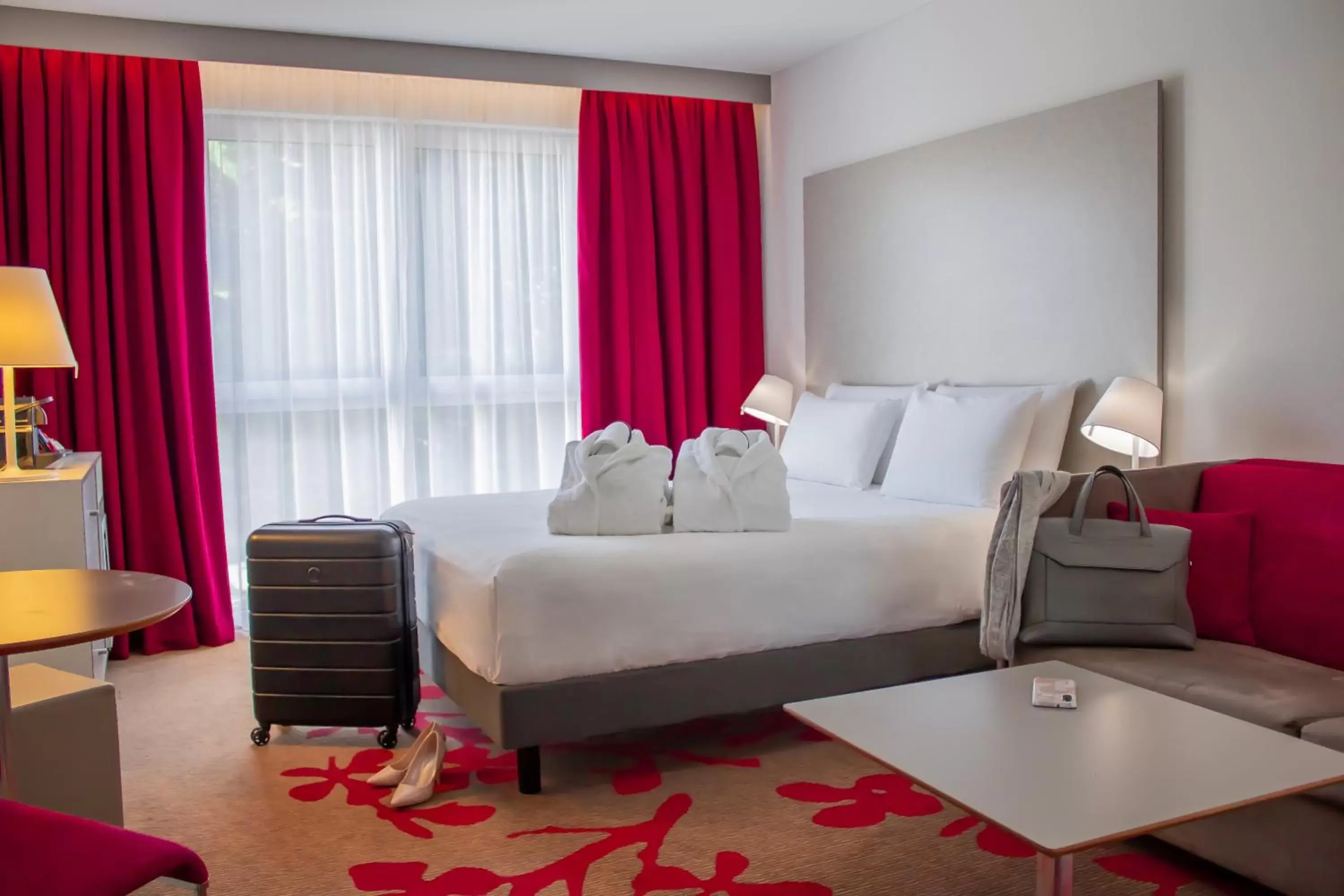 Photo of the whole room, Bed in Mercure Tours Nord