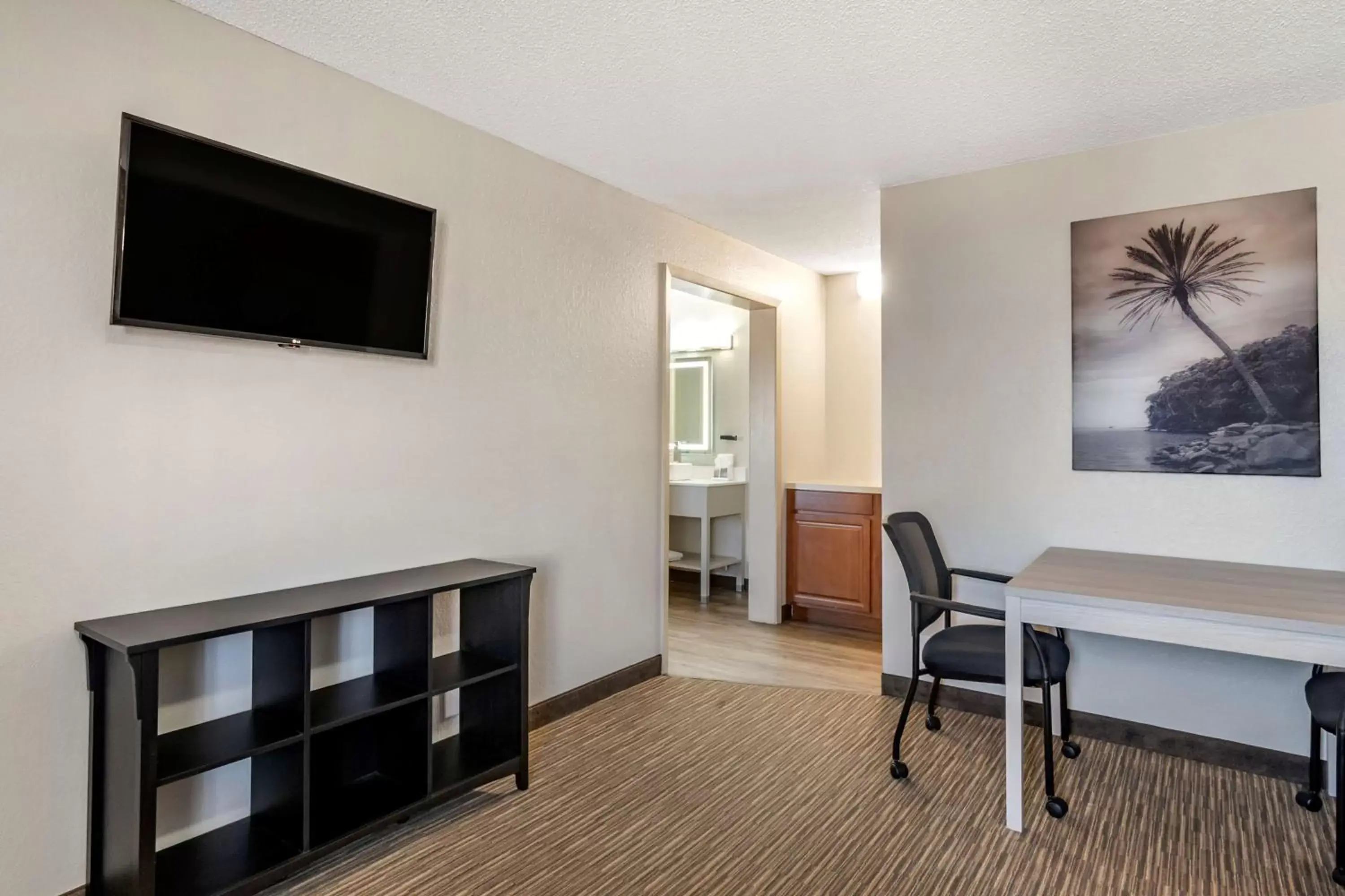 Photo of the whole room, TV/Entertainment Center in Best Western The Oasis at Joplin