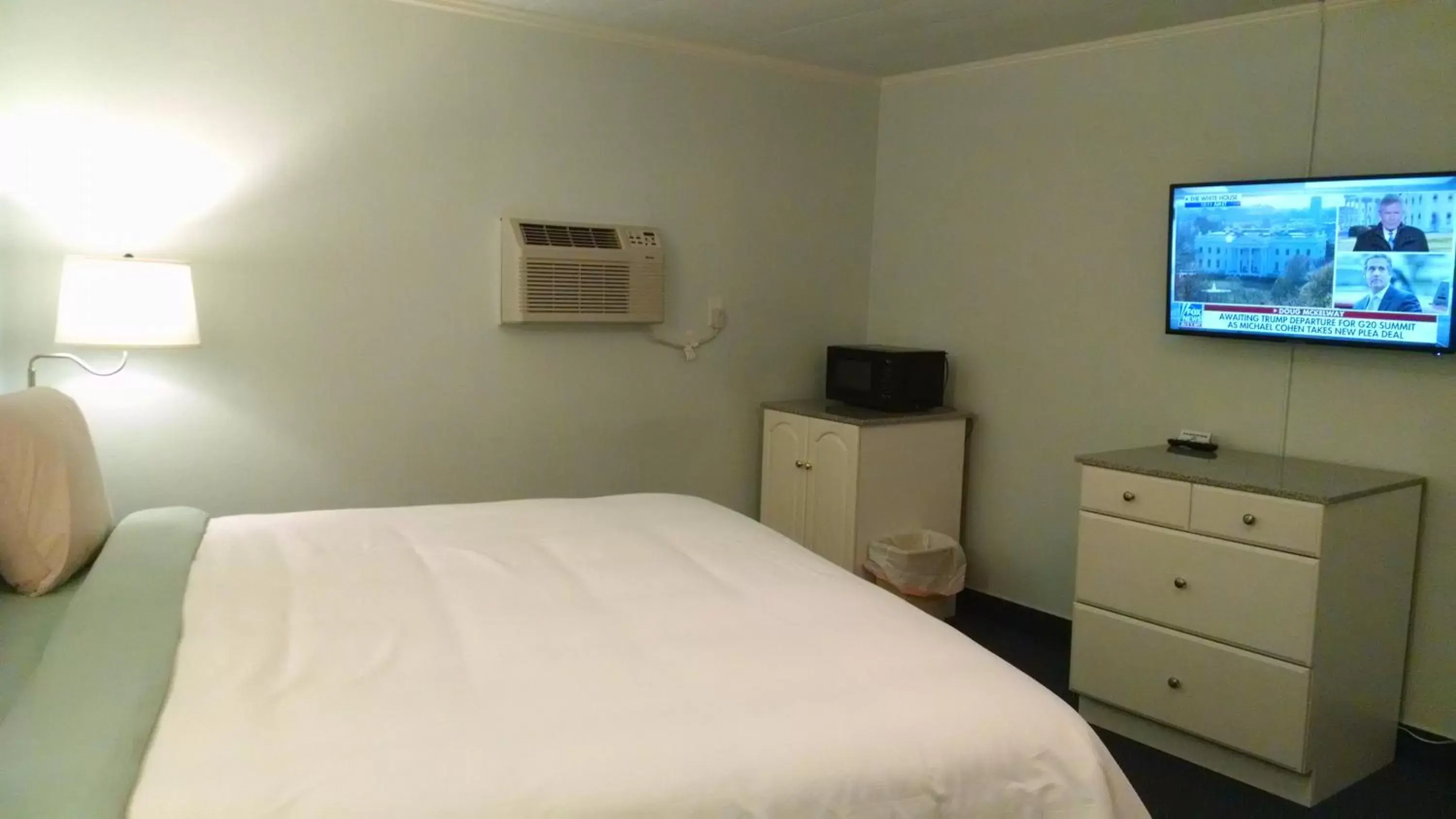 Photo of the whole room, Bed in Murray Inn and Art Gallery