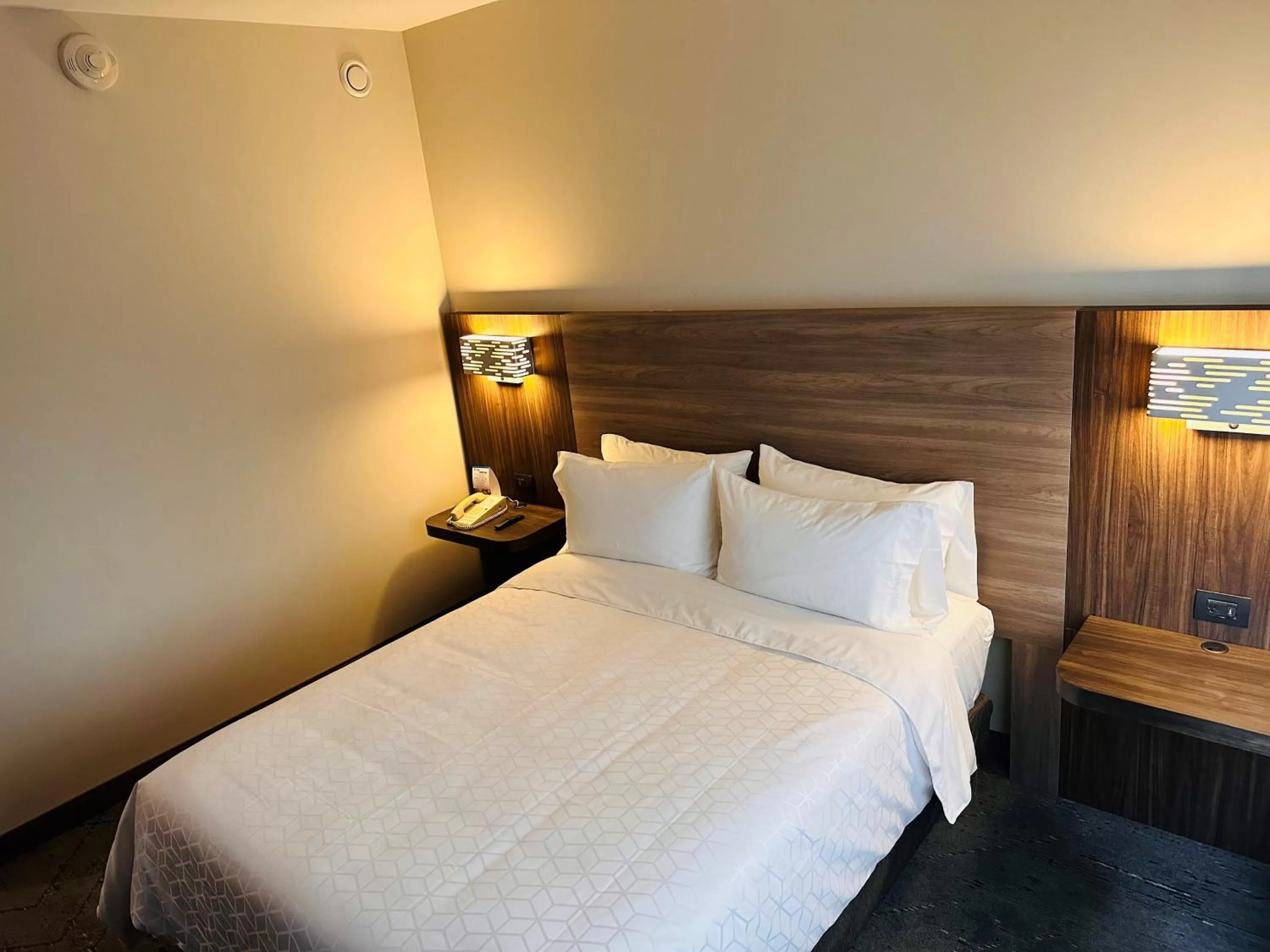 Bed in Holiday Inn Express Mexico City Satelite by IHG