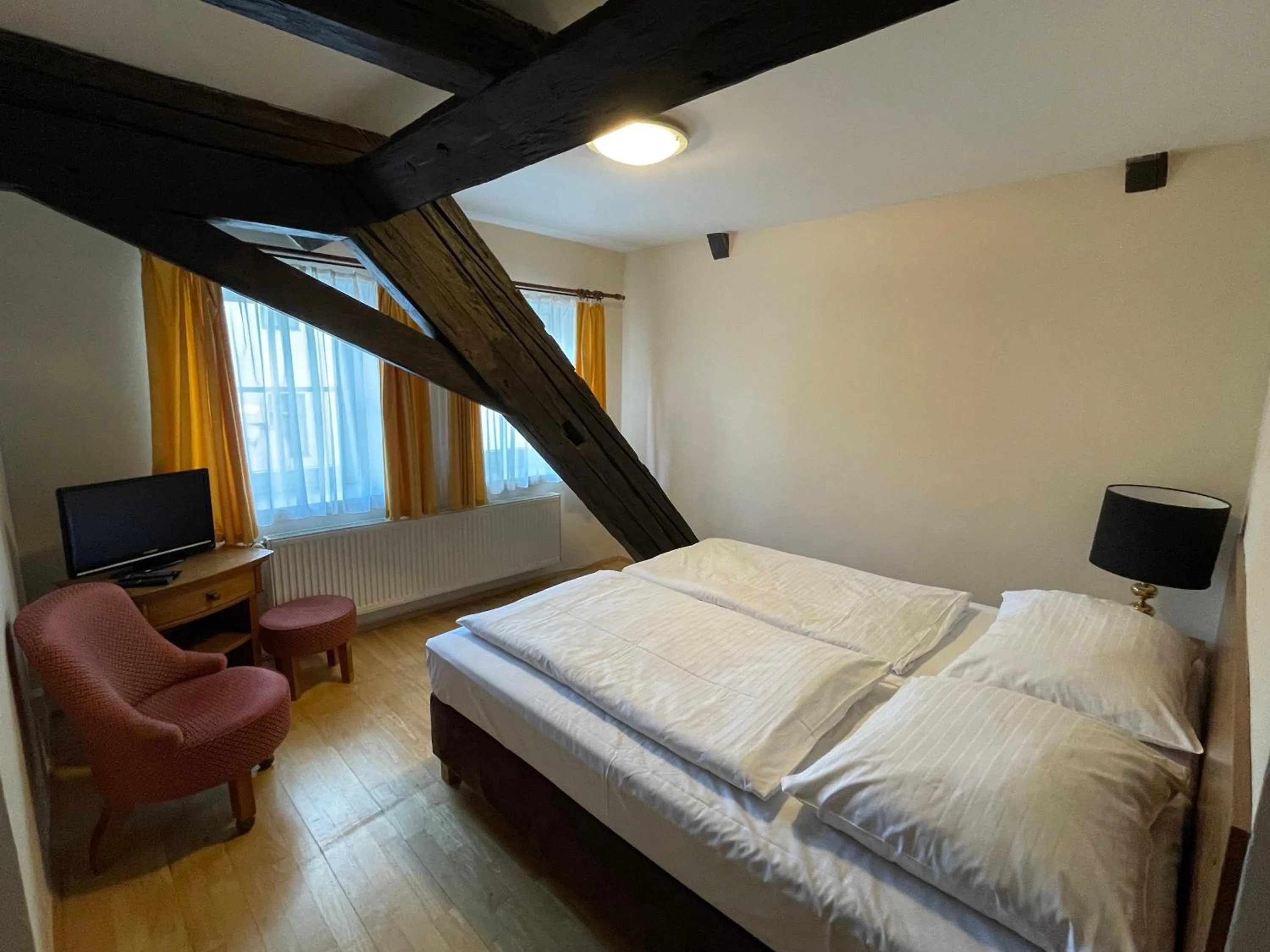 Bedroom, Bed in Hotel King George