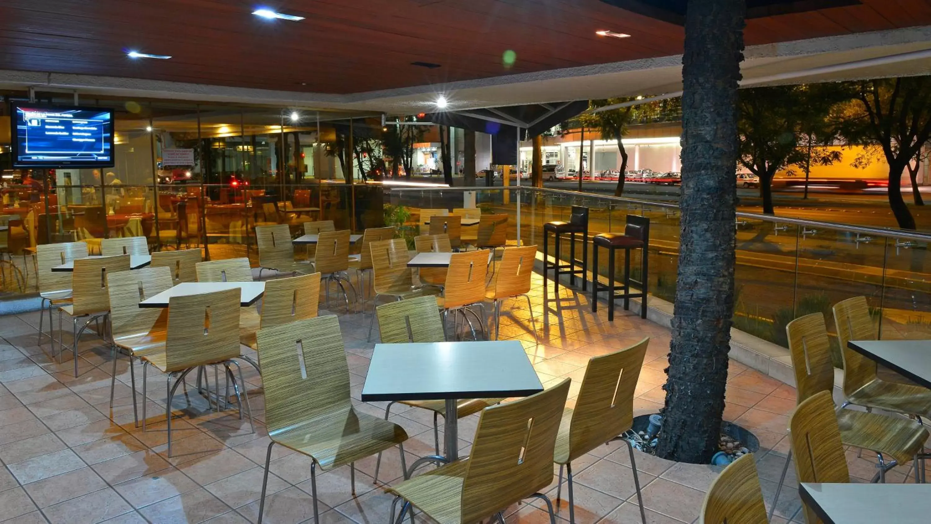 Lounge or bar, Restaurant/Places to Eat in Holiday Inn Morelia, an IHG Hotel