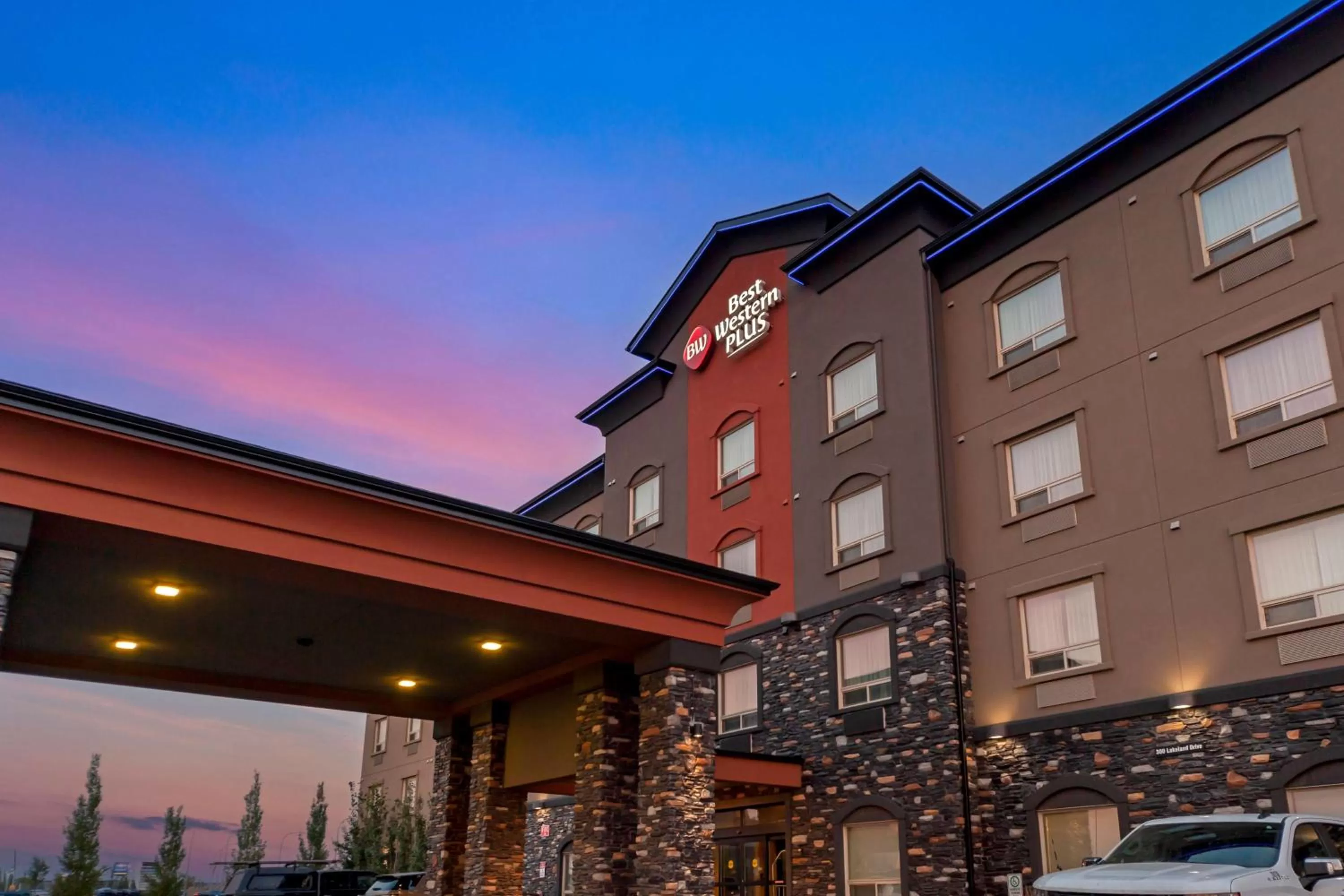 Property building in Best Western Plus Sherwood Park Inn & Suites