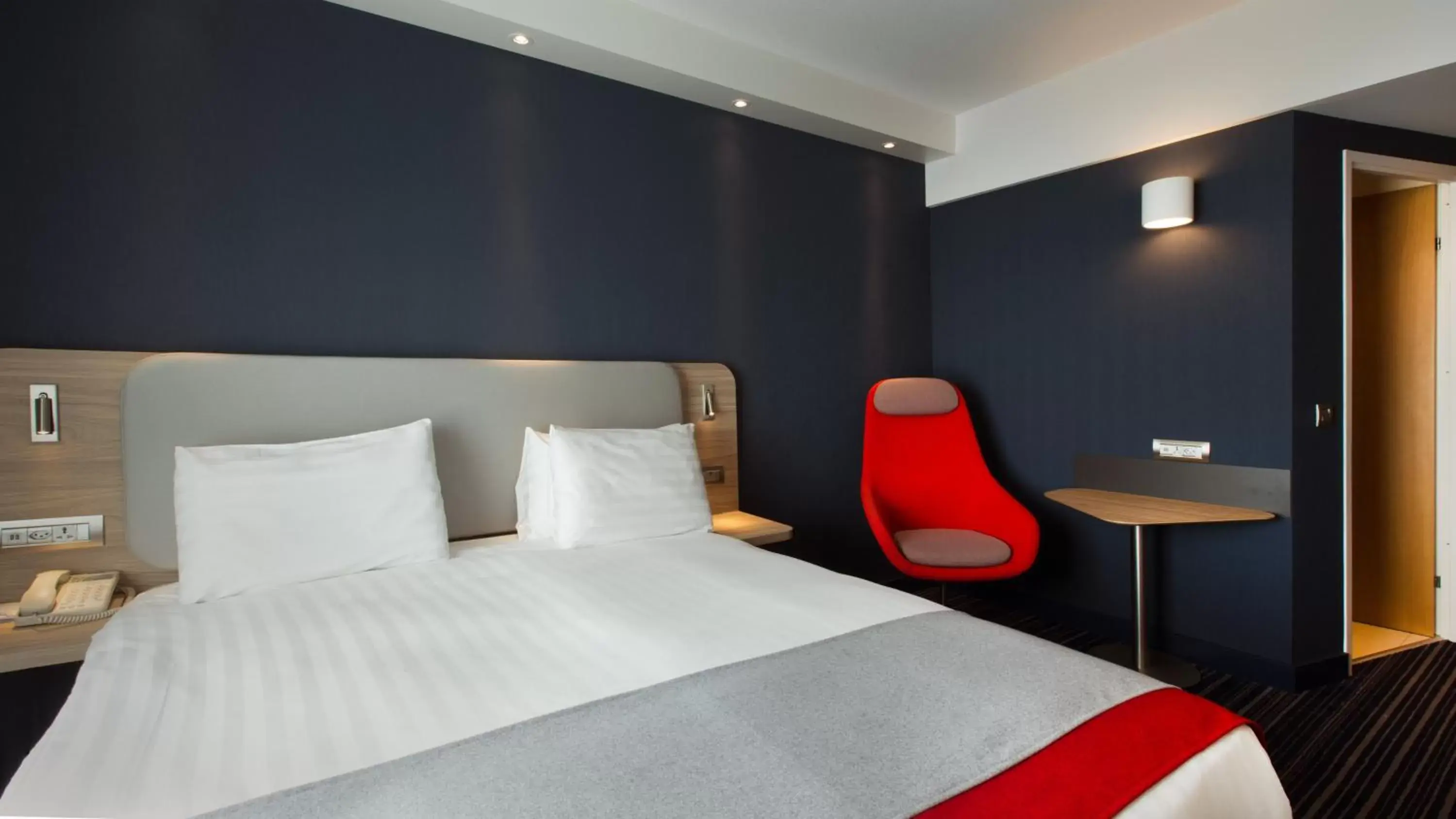 Photo of the whole room, Bed in Holiday Inn Express Geneva Airport