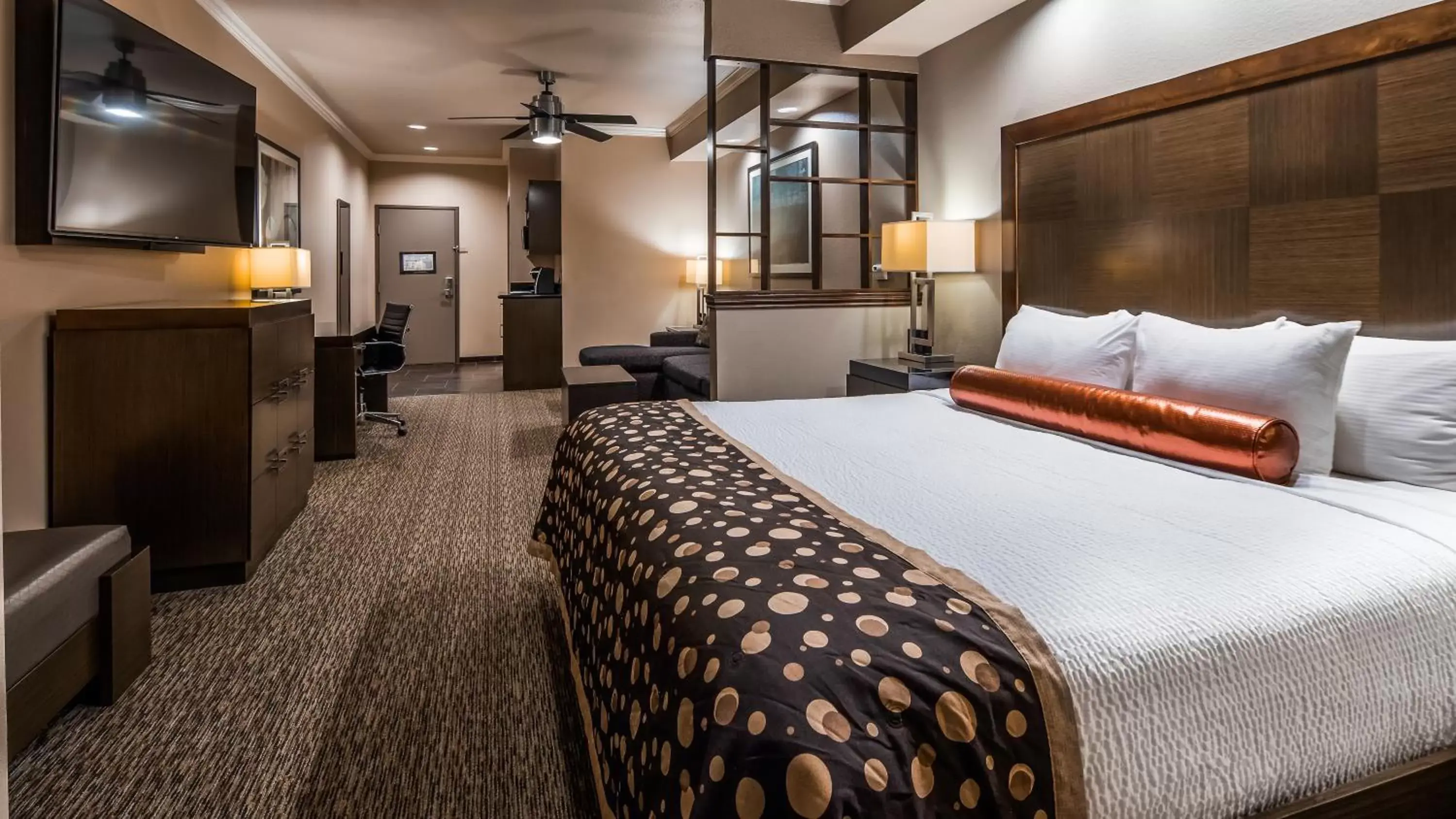 Bed in Best Western Premier Crown Chase Inn & Suites