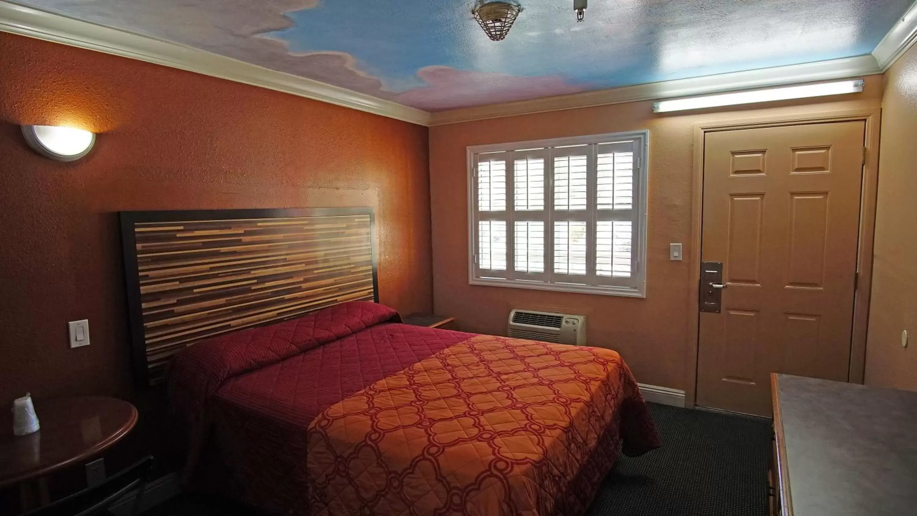 Bed in Lincoln Motel - Los Angeles, Hollywood Area