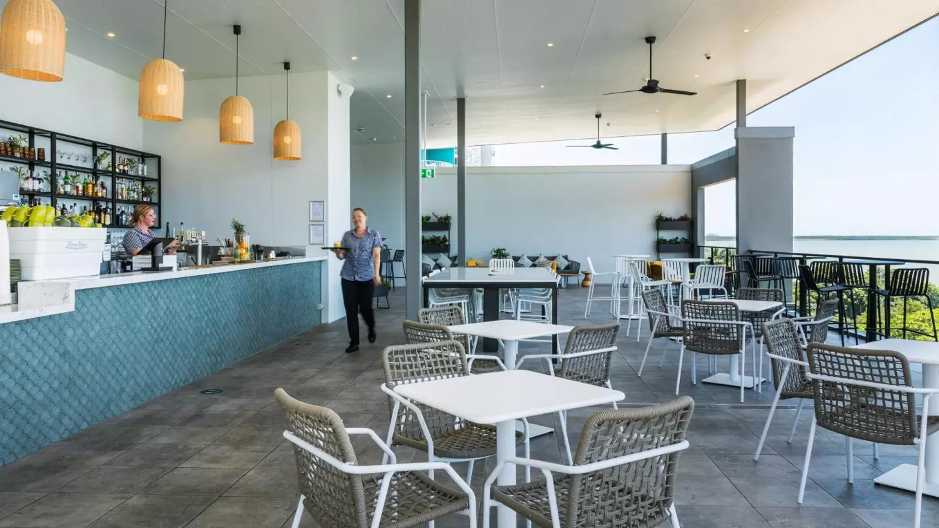 Lounge or bar, Restaurant/Places to Eat in Oaks Cairns Hotel