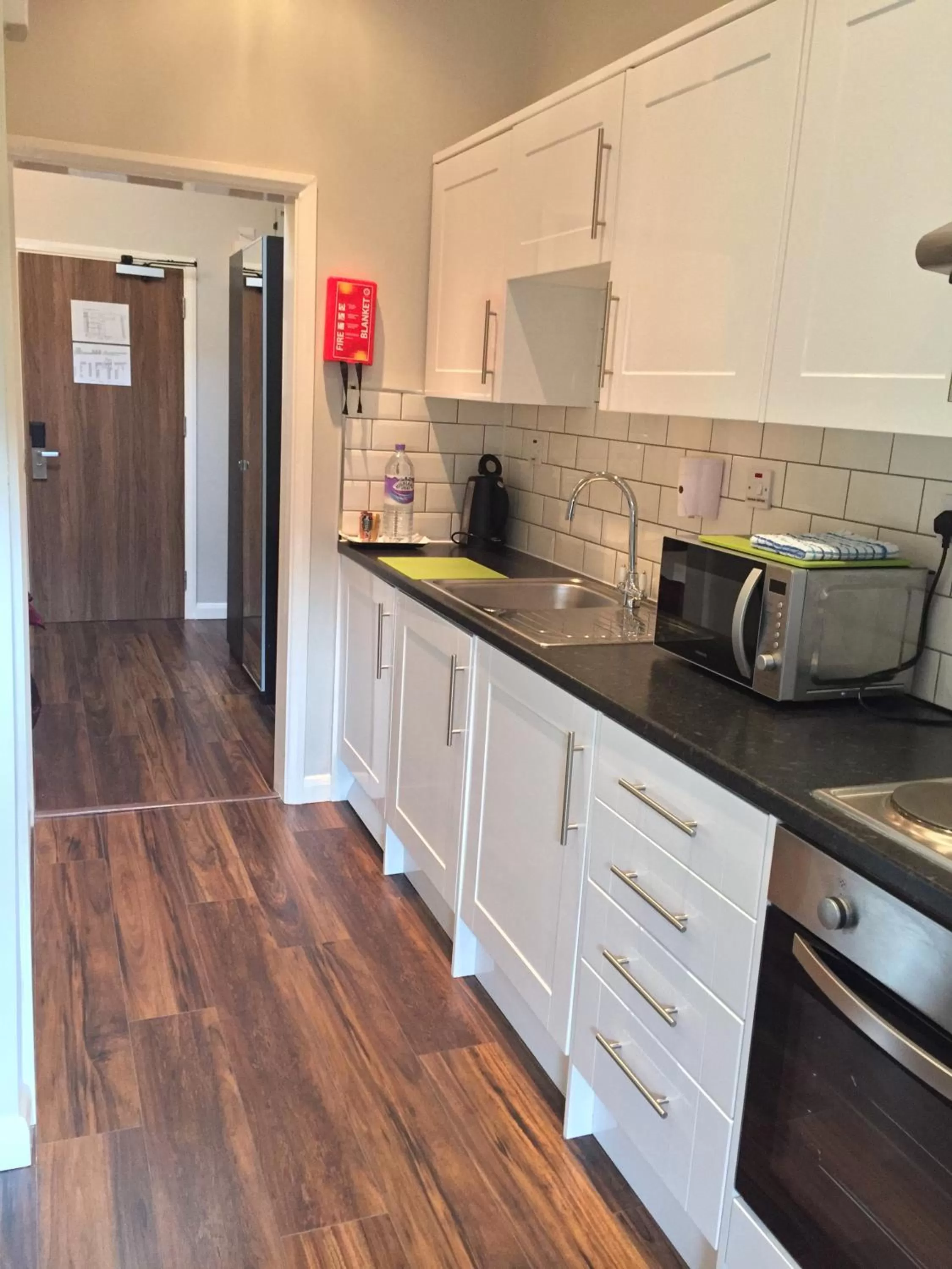 Kitchen or kitchenette in Lyall Apartment Hotel