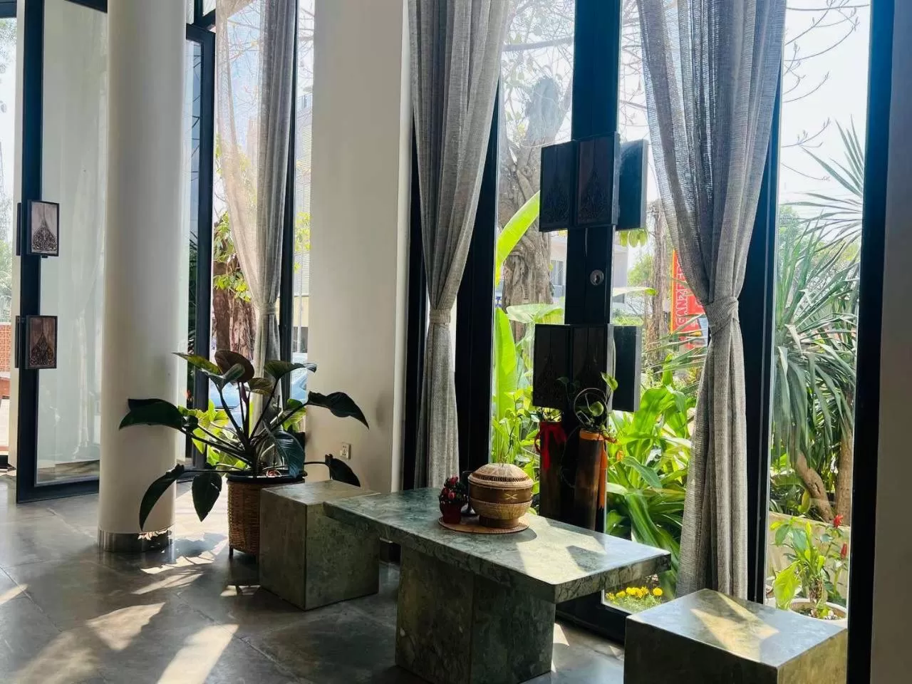 Restaurant/places to eat in UTEY Hotel