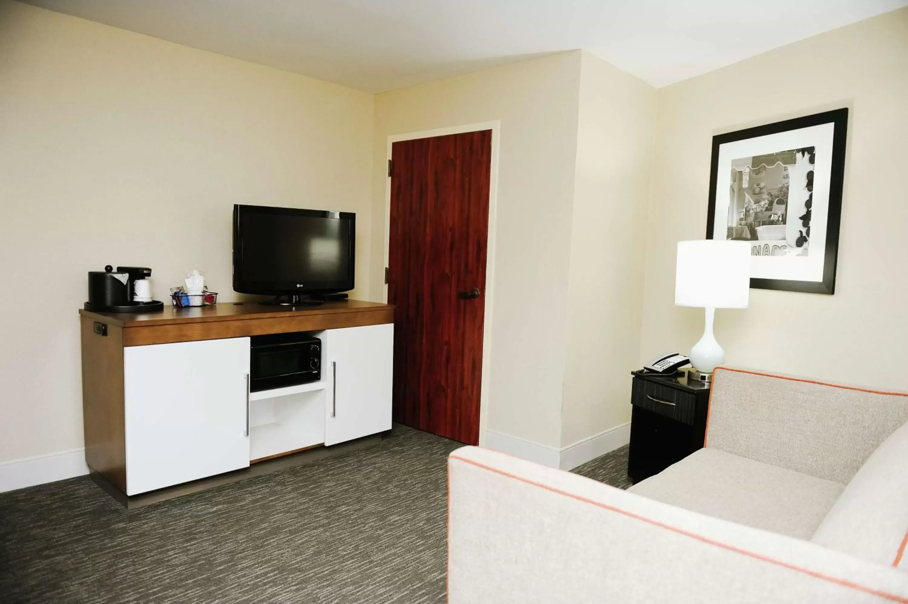 Bedroom, TV/Entertainment Center in Hampton Inn St. Augustine-Historic District