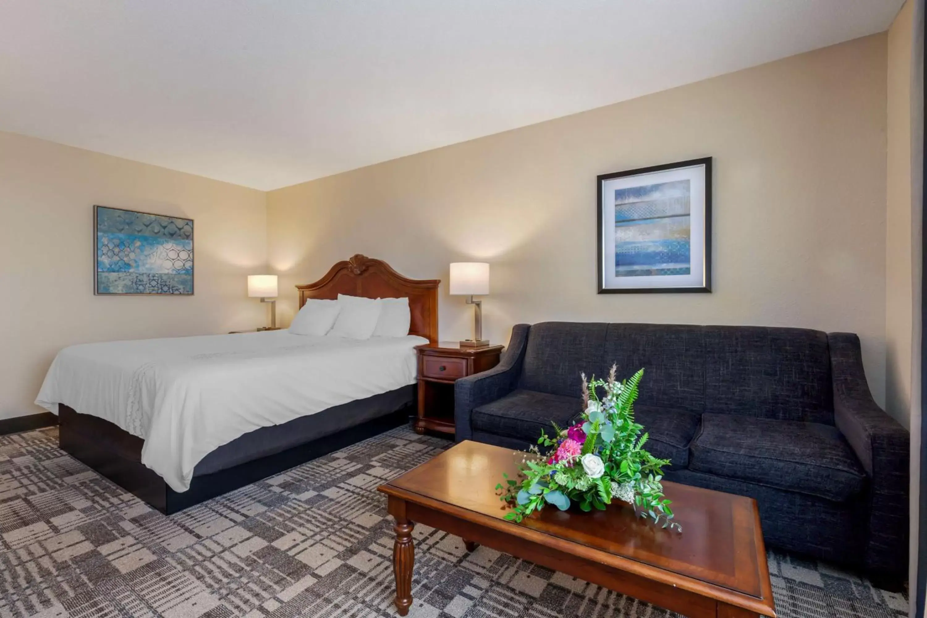 Bedroom in Best Western Plus Dubuque Hotel and Conference Center