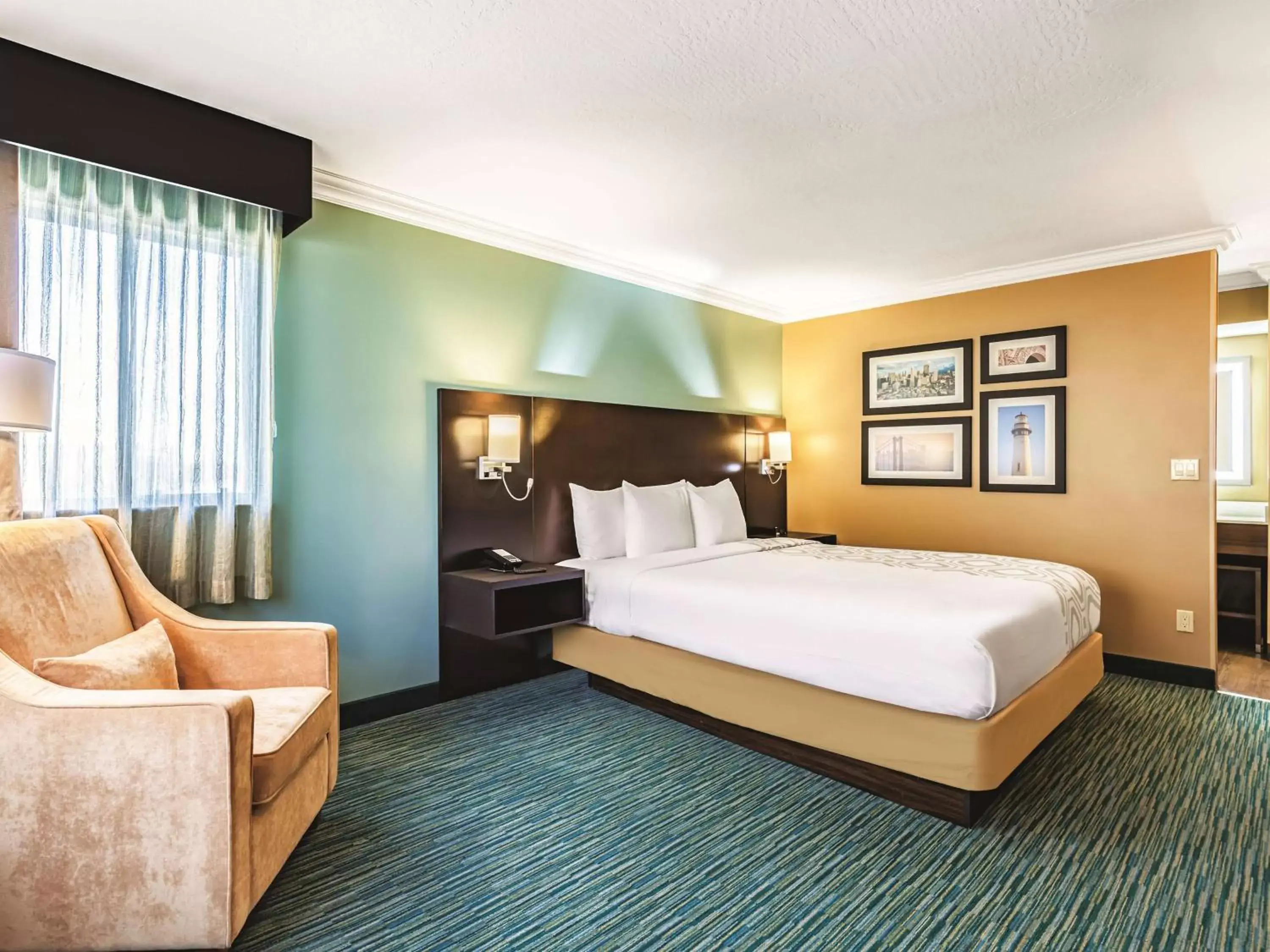 Photo of the whole room, Bed in La Quinta by Wyndham San Francisco Airport West