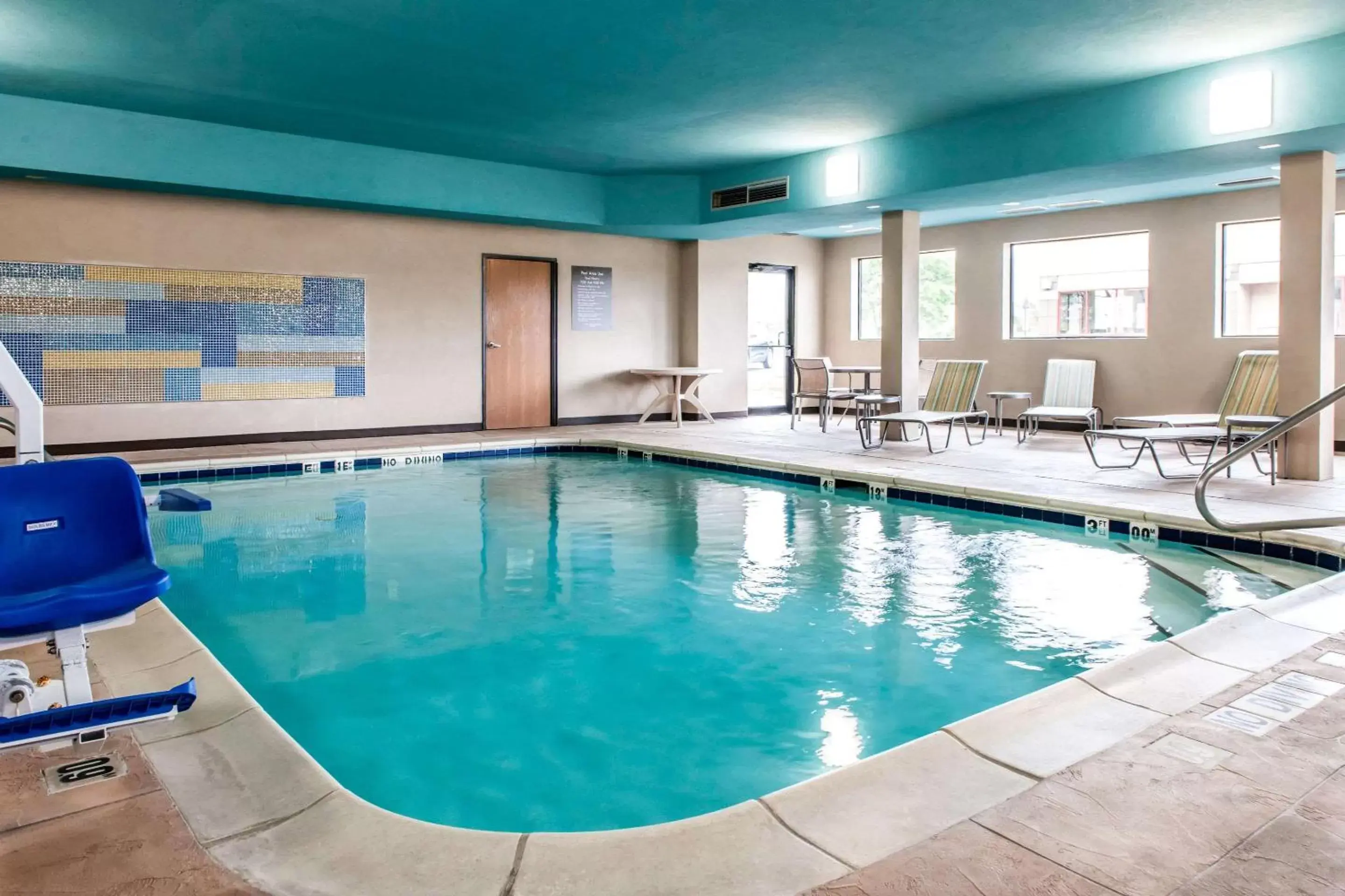 On site, Swimming Pool in Comfort Suites - Vincennes