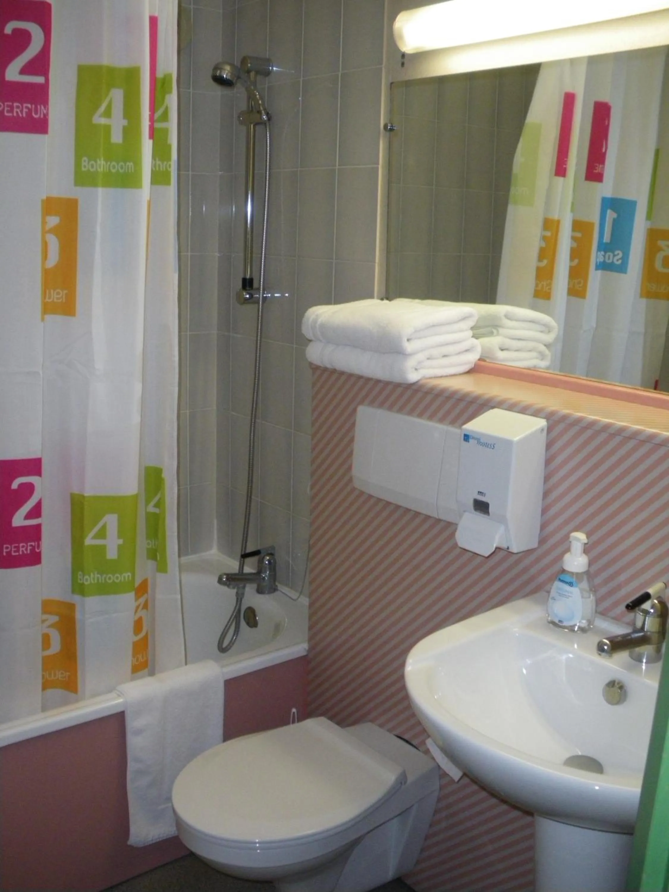 Bathroom in Contact Hôtel Come Inn