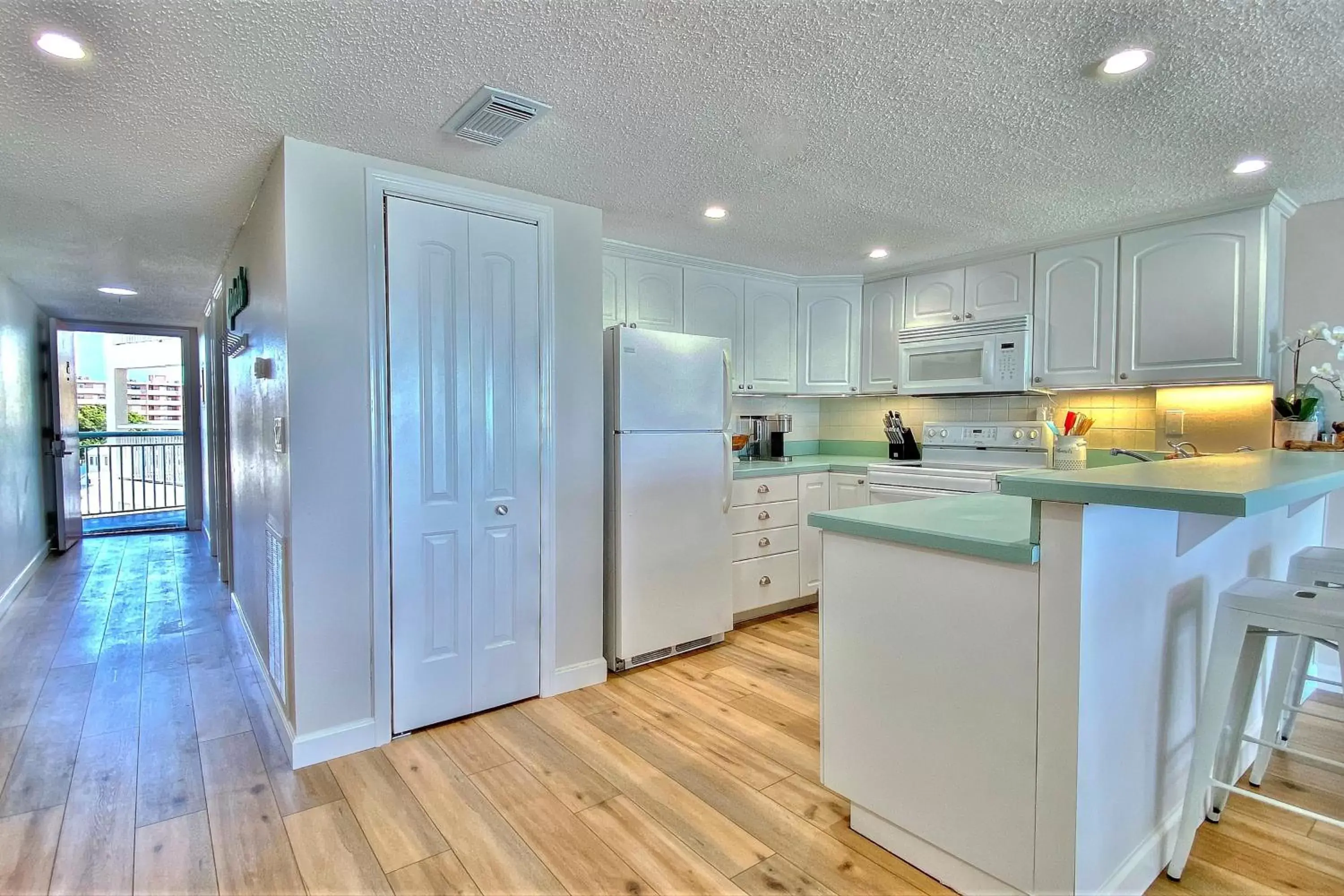 Kitchen/Kitchenette in Chateaux Sunset Suites 408