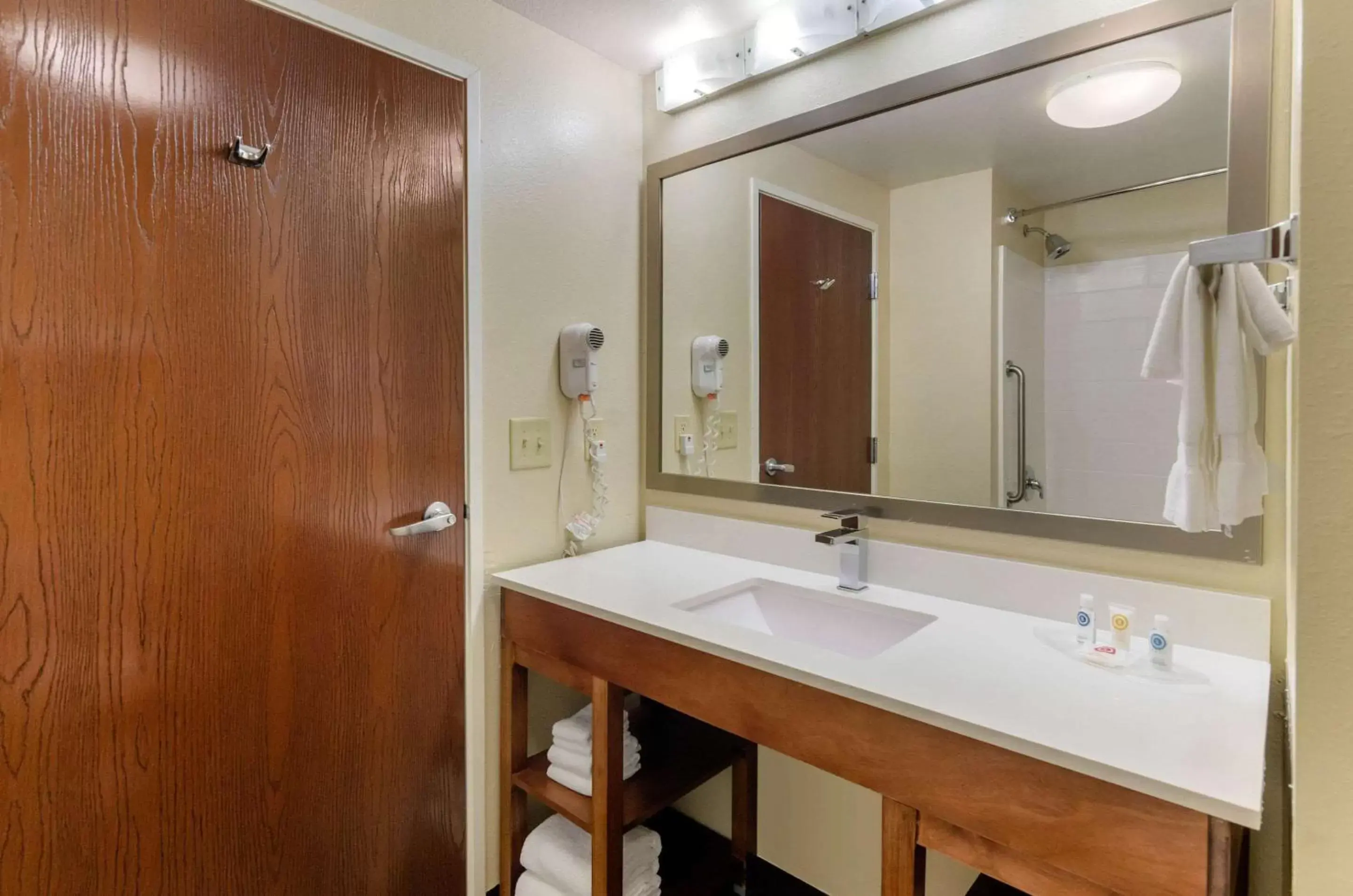 Photo of the whole room, Bathroom in Comfort Suites Abingdon I-81