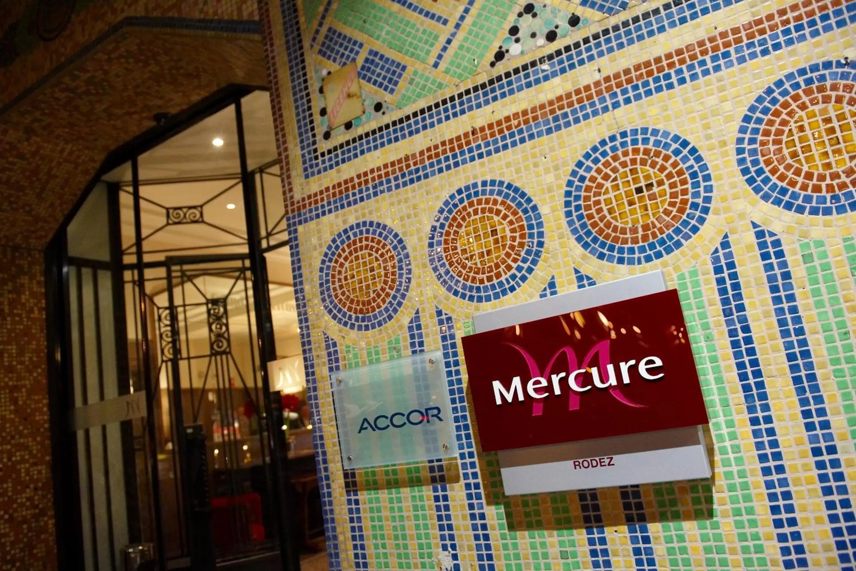 Facade/entrance, Property Logo/Sign in Hôtel Mercure Rodez Cathédrale