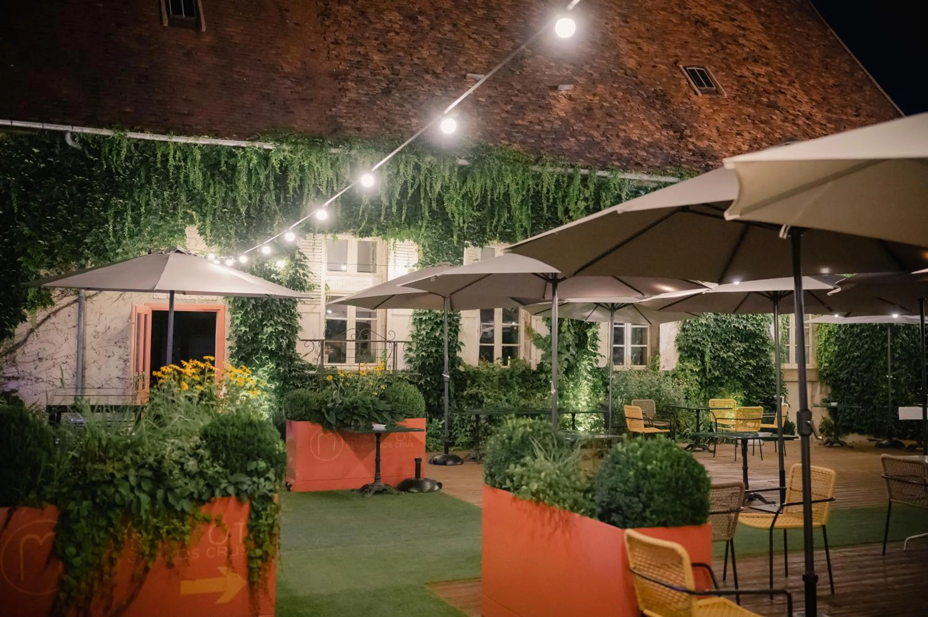 Patio in Logis Hostellerie des Clos et restaurant Bistrot des grands crus et Maison de la tour Chablis